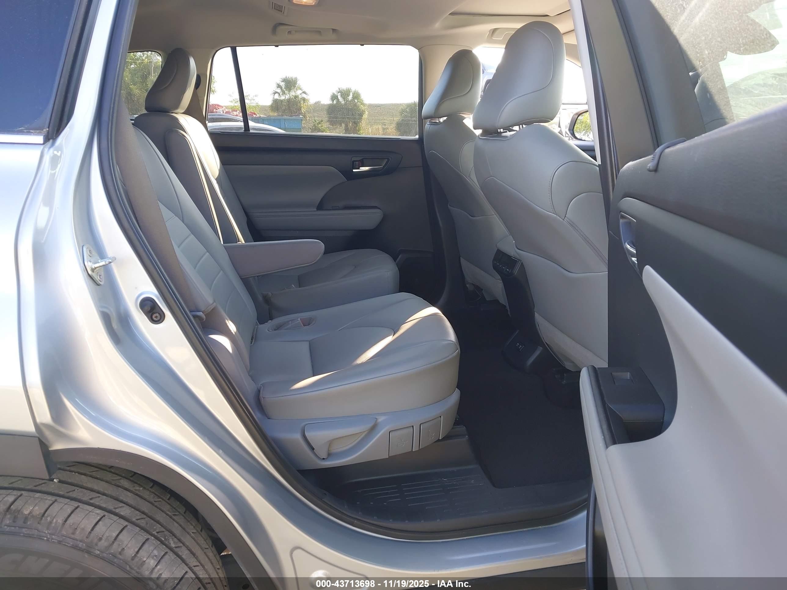TOYOTA HIGHLANDER image 8