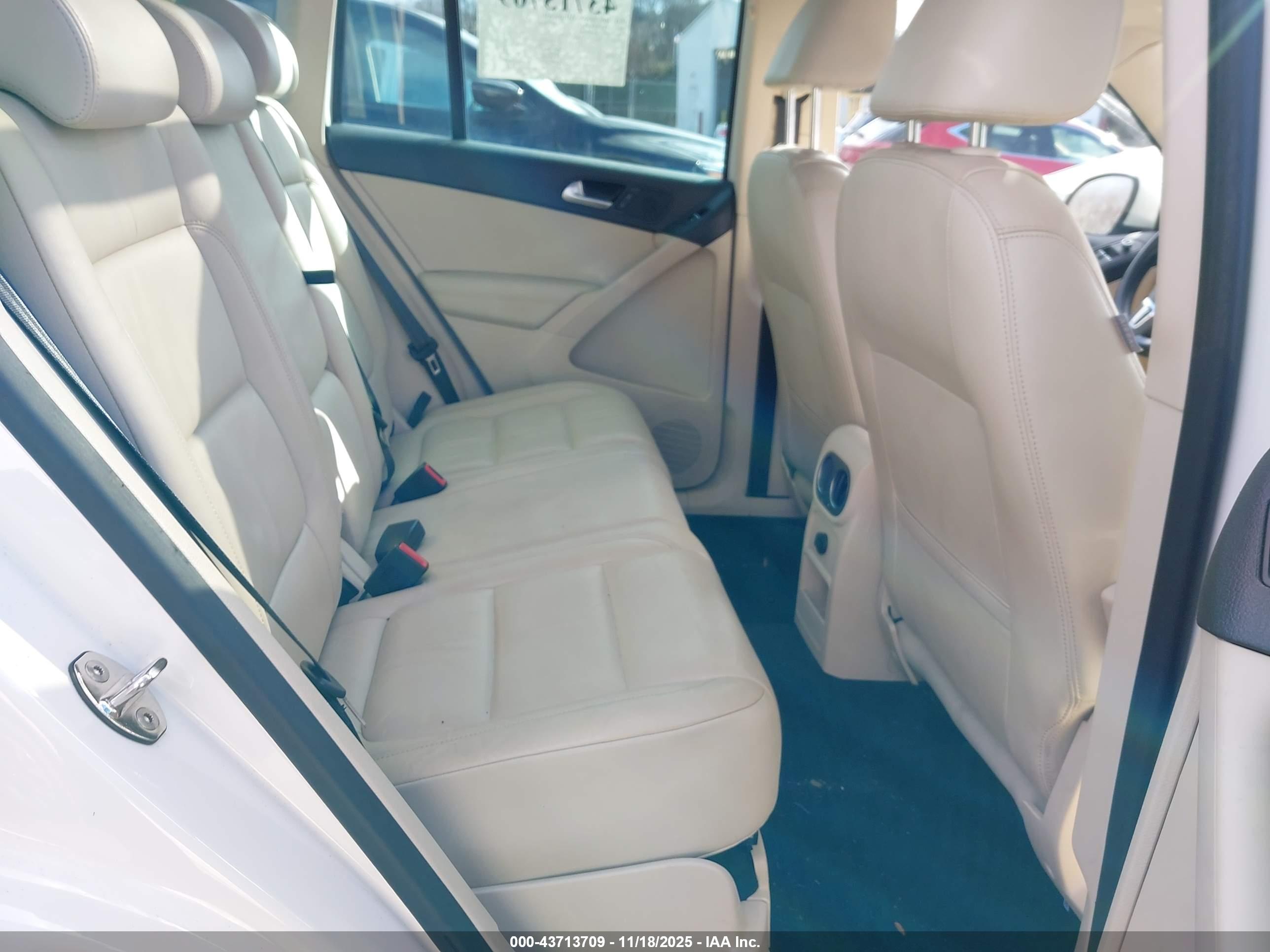 VOLKSWAGEN TIGUAN image 8