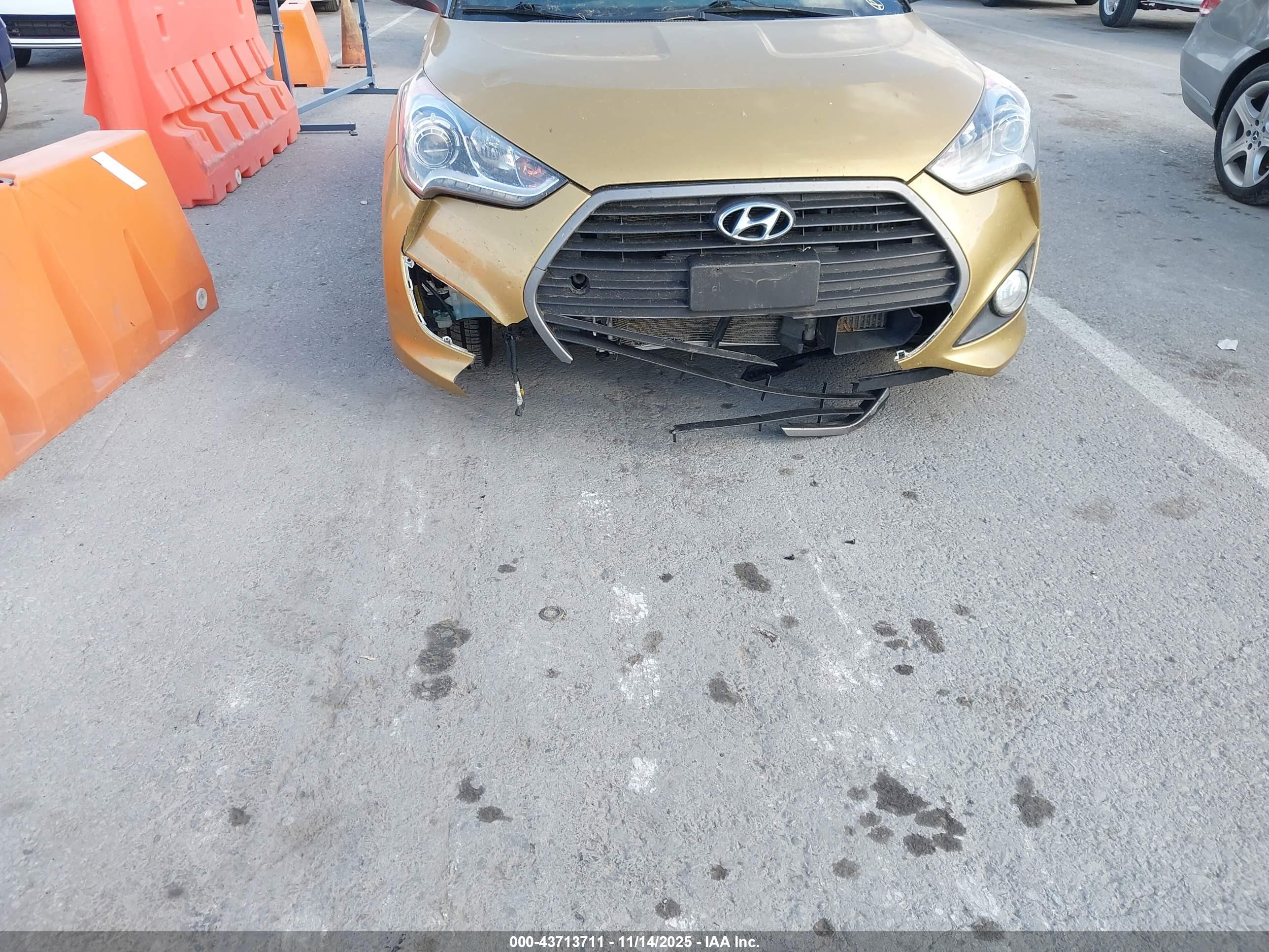 HYUNDAI VELOSTER image 6