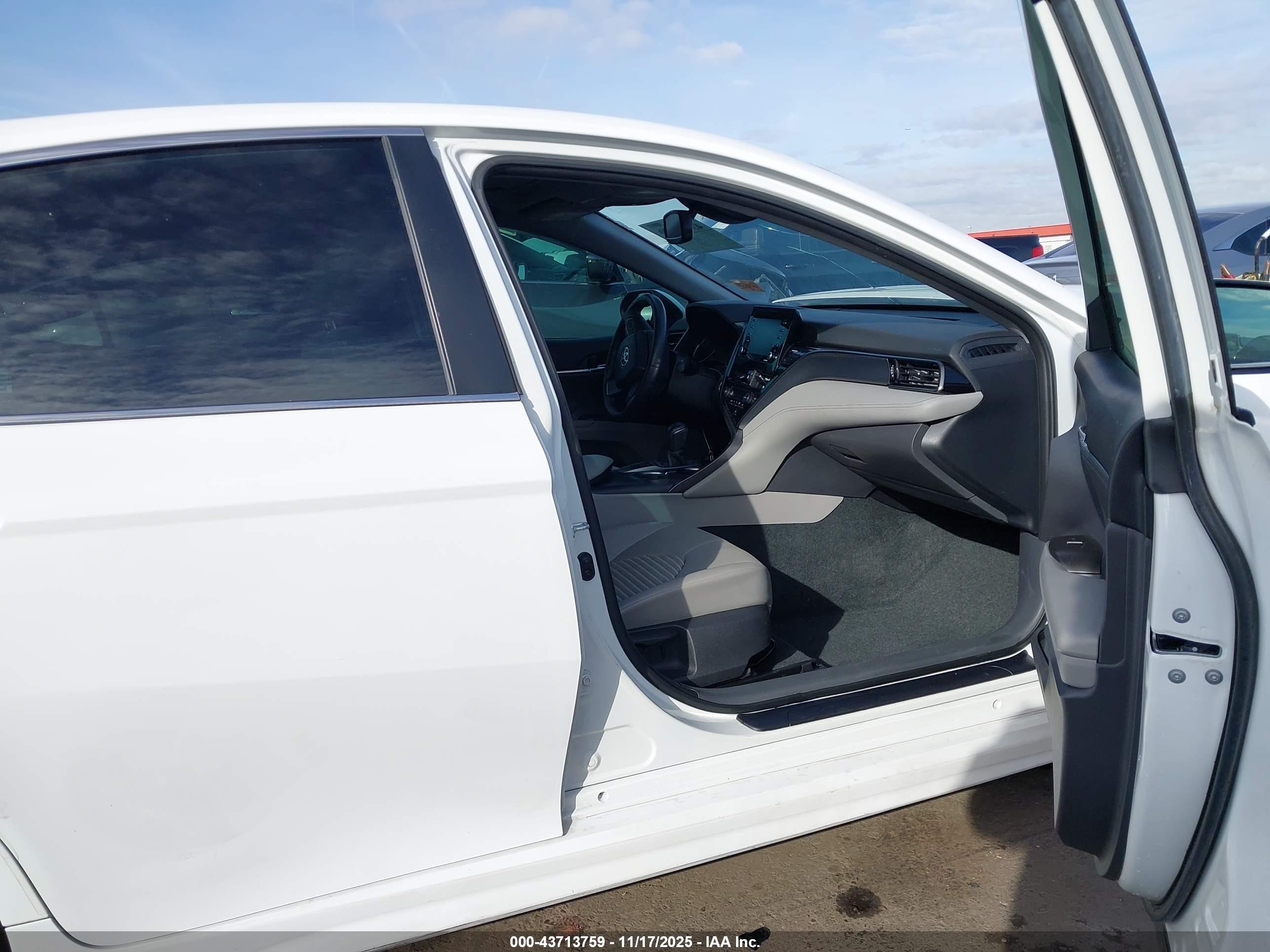 TOYOTA CAMRY image 5