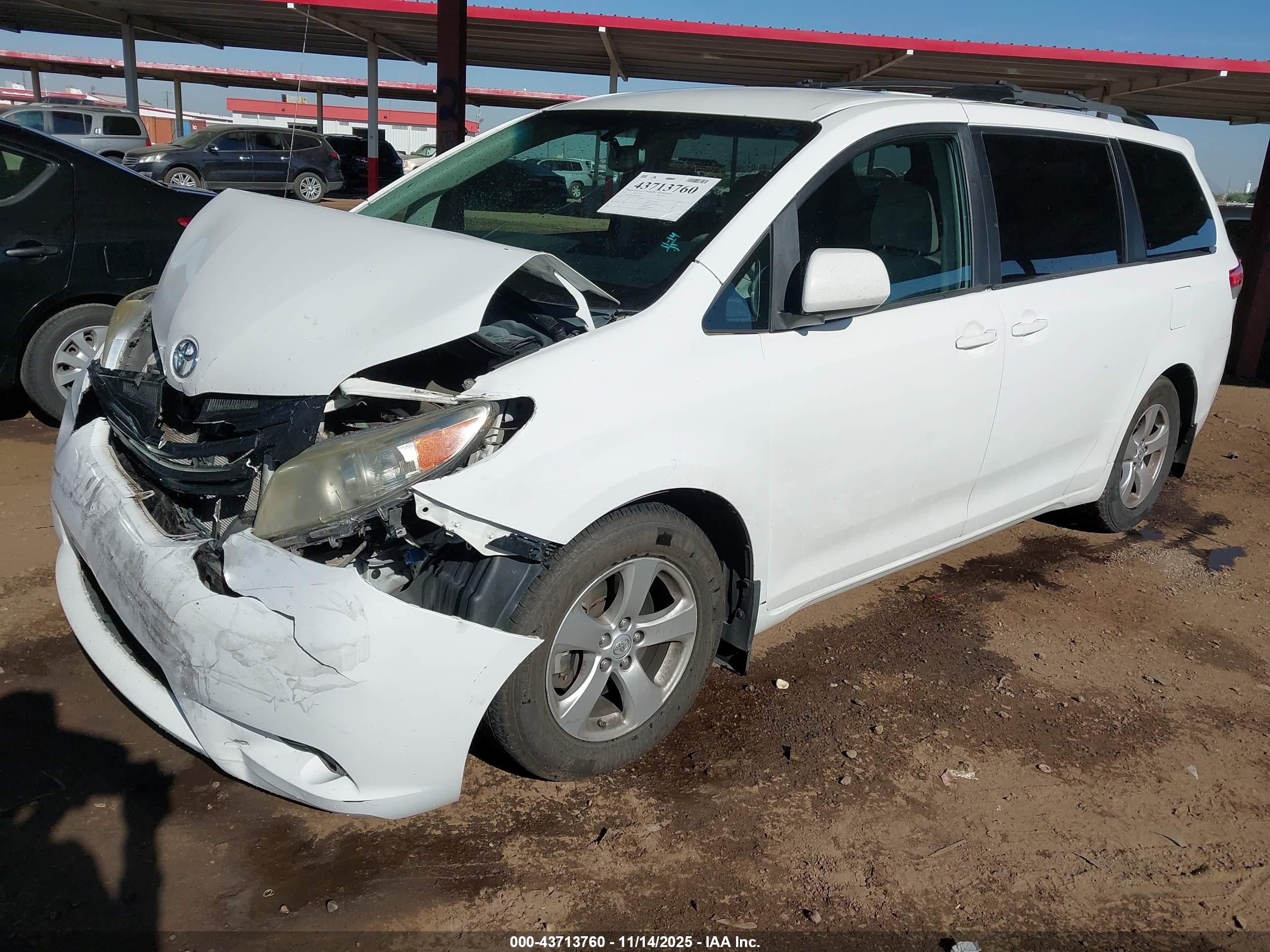 TOYOTA SIENNA image 2