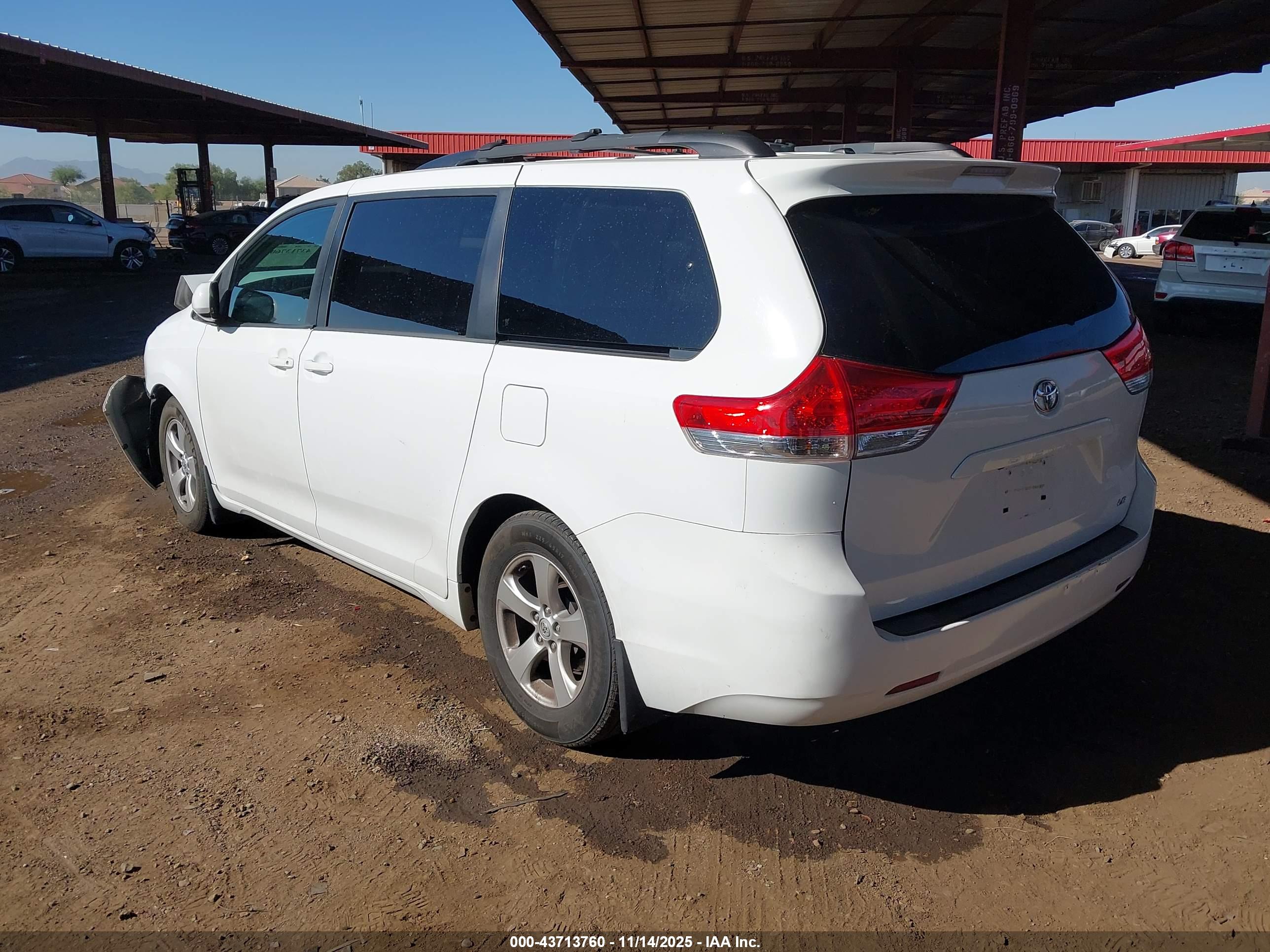 TOYOTA SIENNA image 3