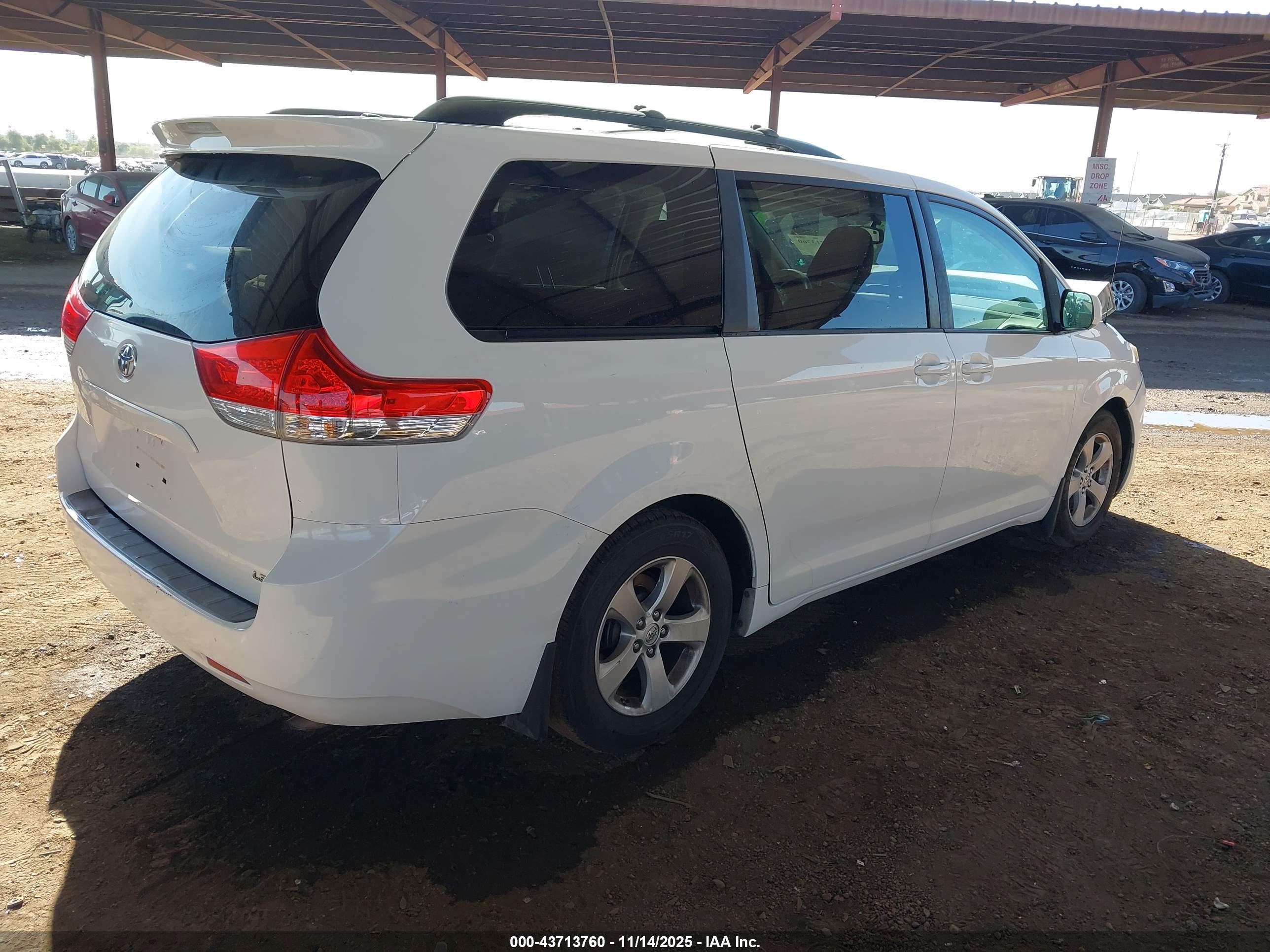 TOYOTA SIENNA image 4