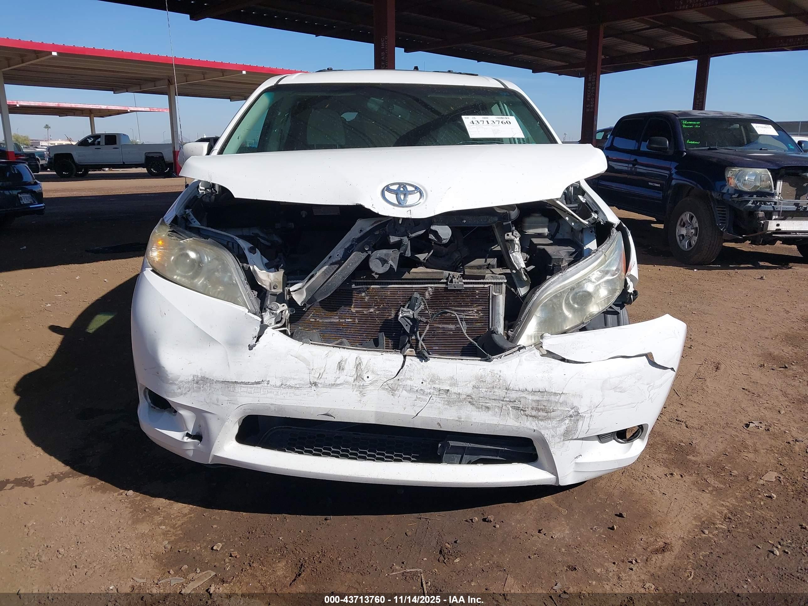 TOYOTA SIENNA image 6