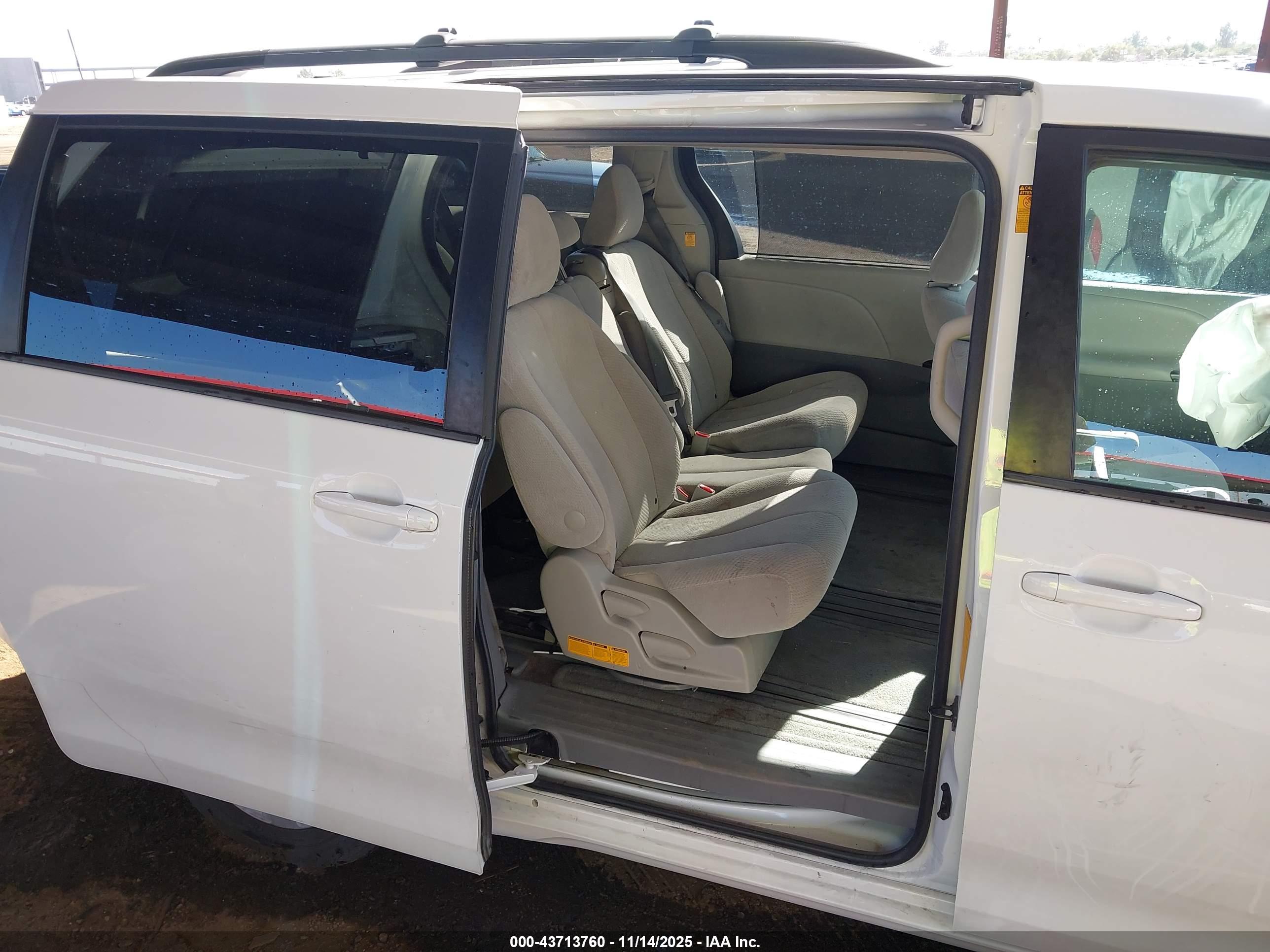 TOYOTA SIENNA image 8