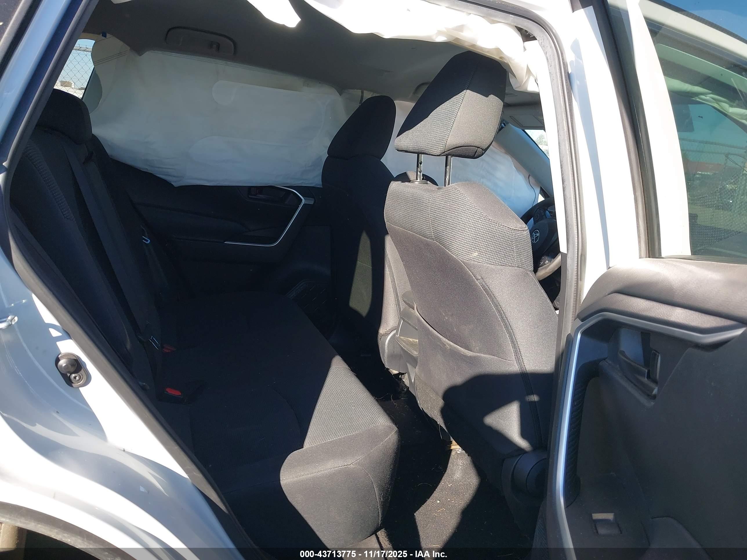 TOYOTA RAV4 image 8