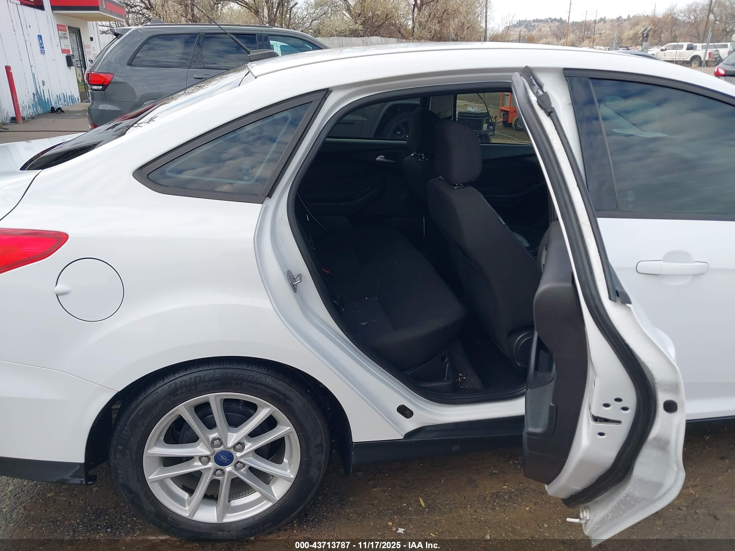 FORD FOCUS image 8