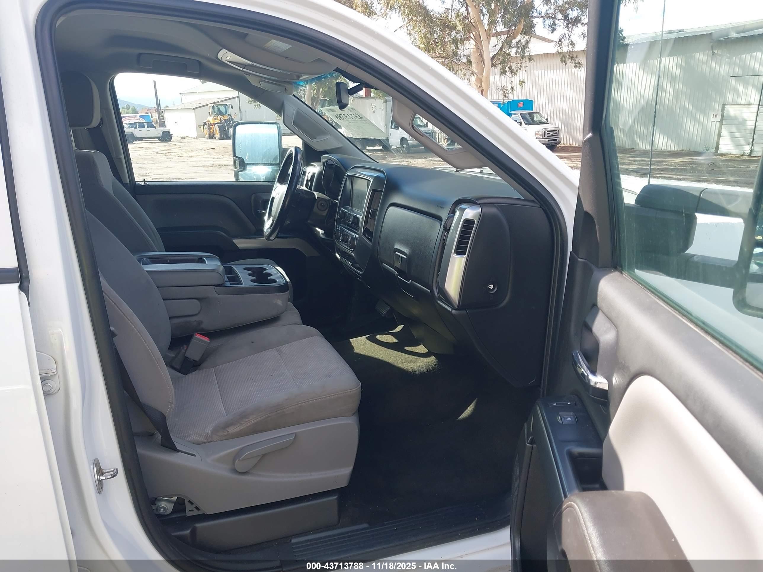 CHEVROLET SILVERADO image 5