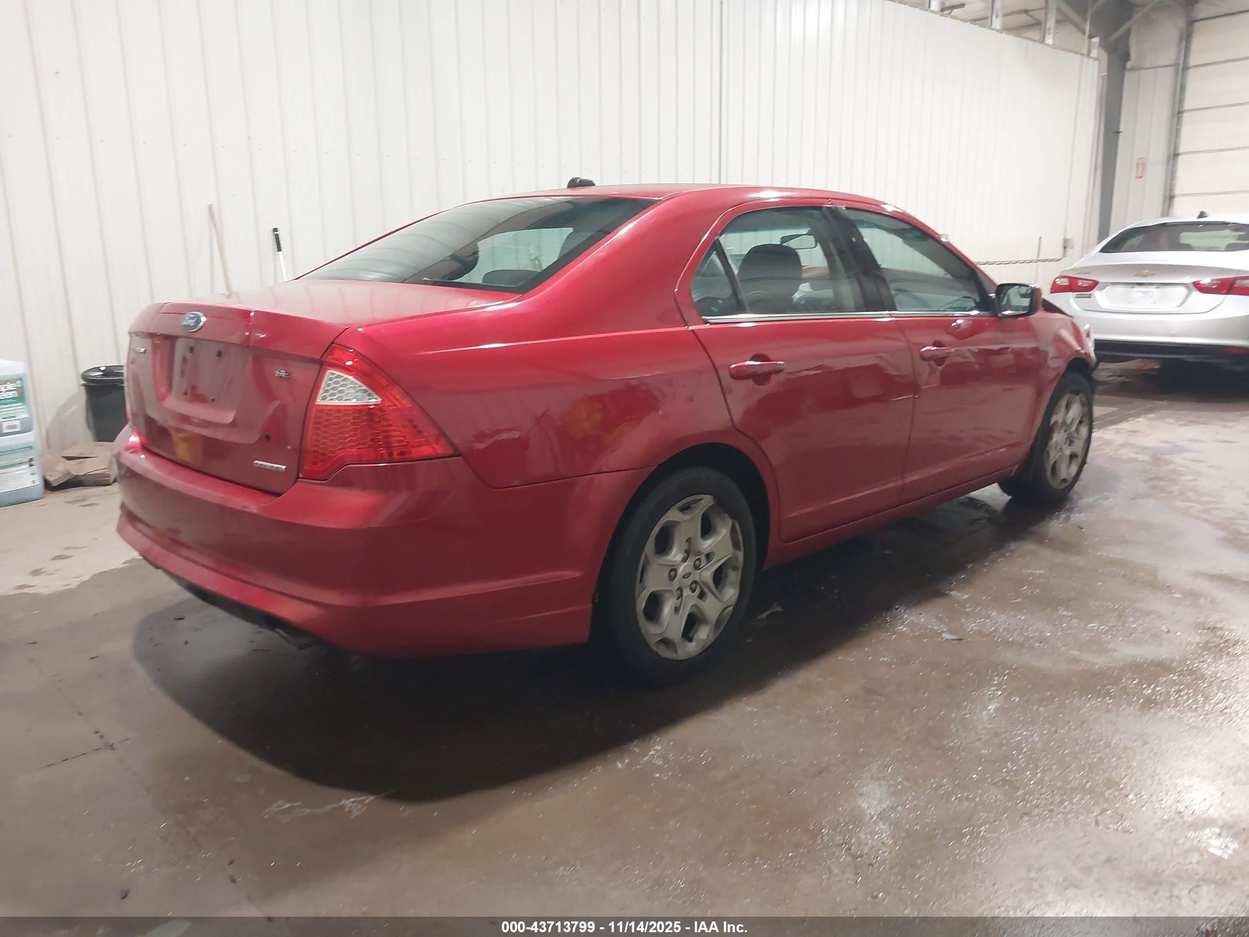 FORD FUSION image 4