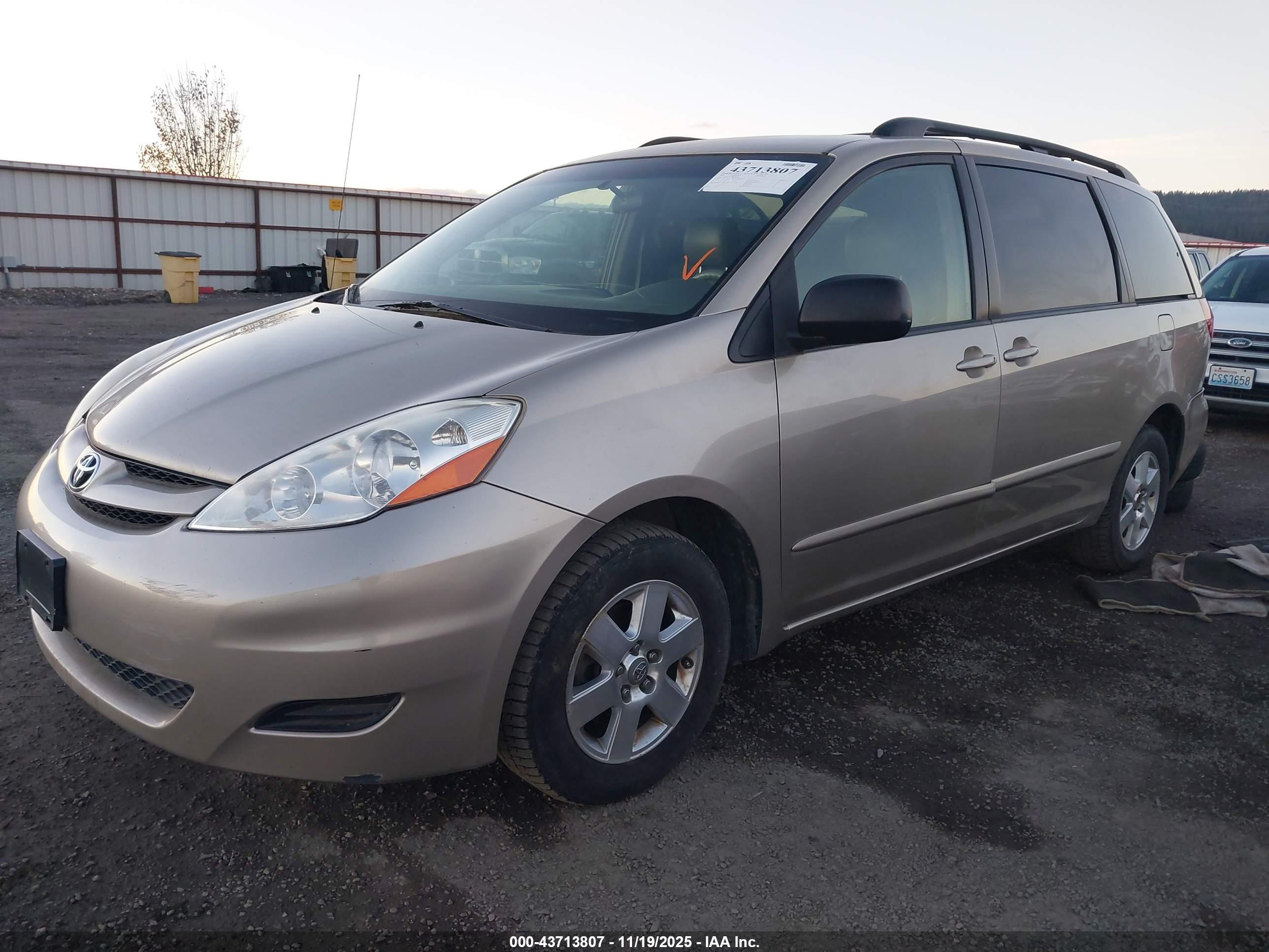 TOYOTA SIENNA image 2