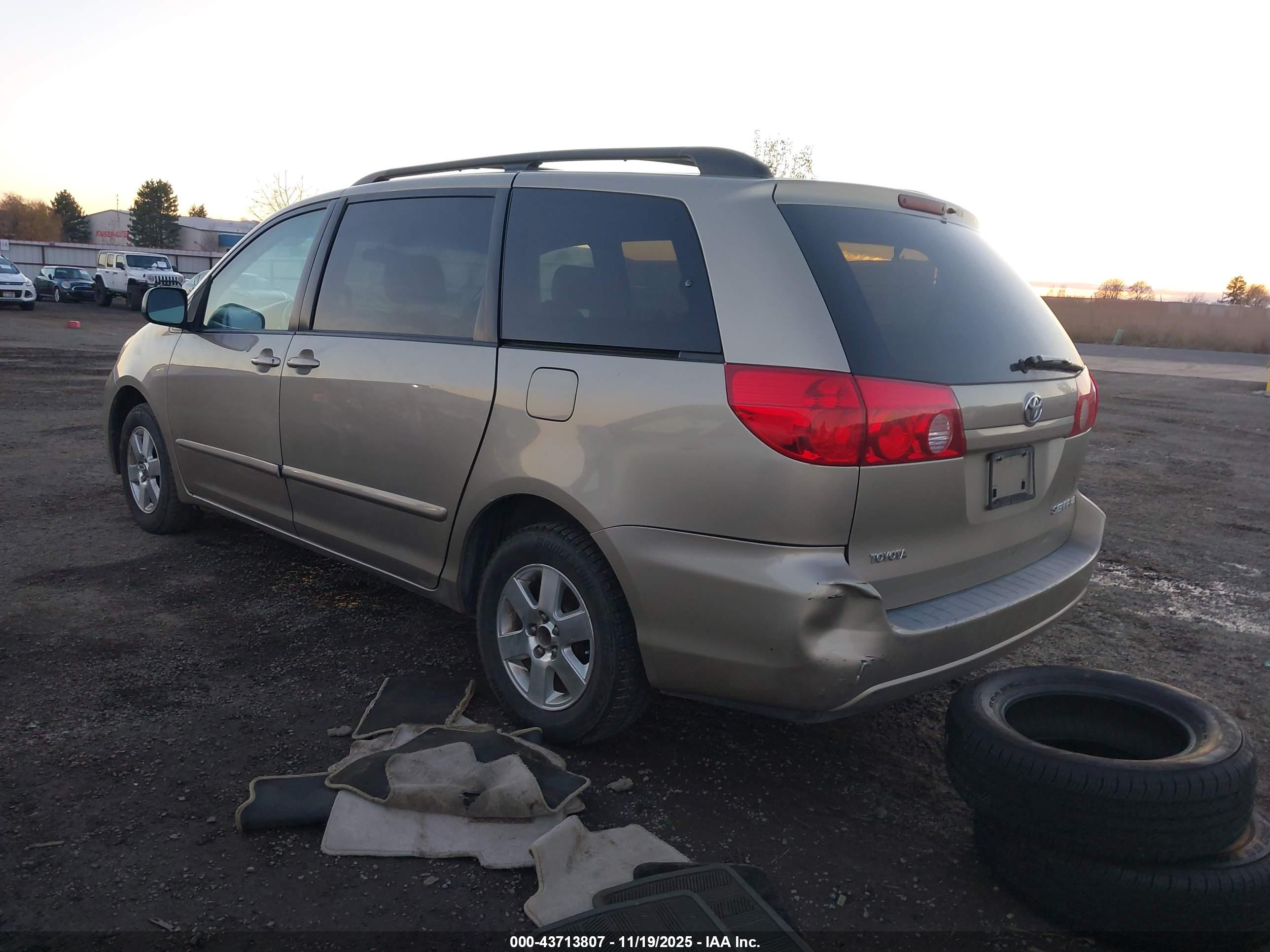 TOYOTA SIENNA image 3