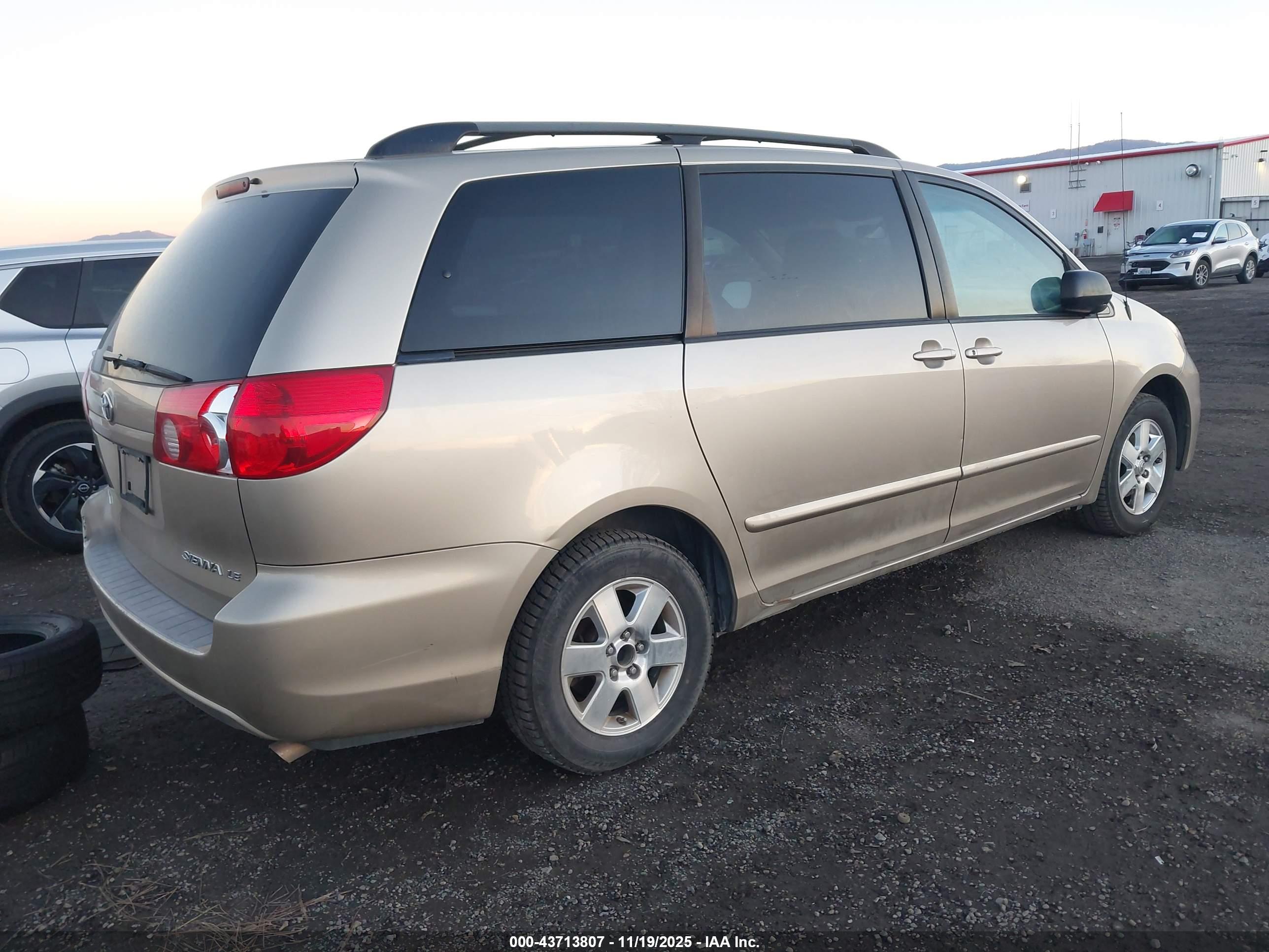TOYOTA SIENNA image 4