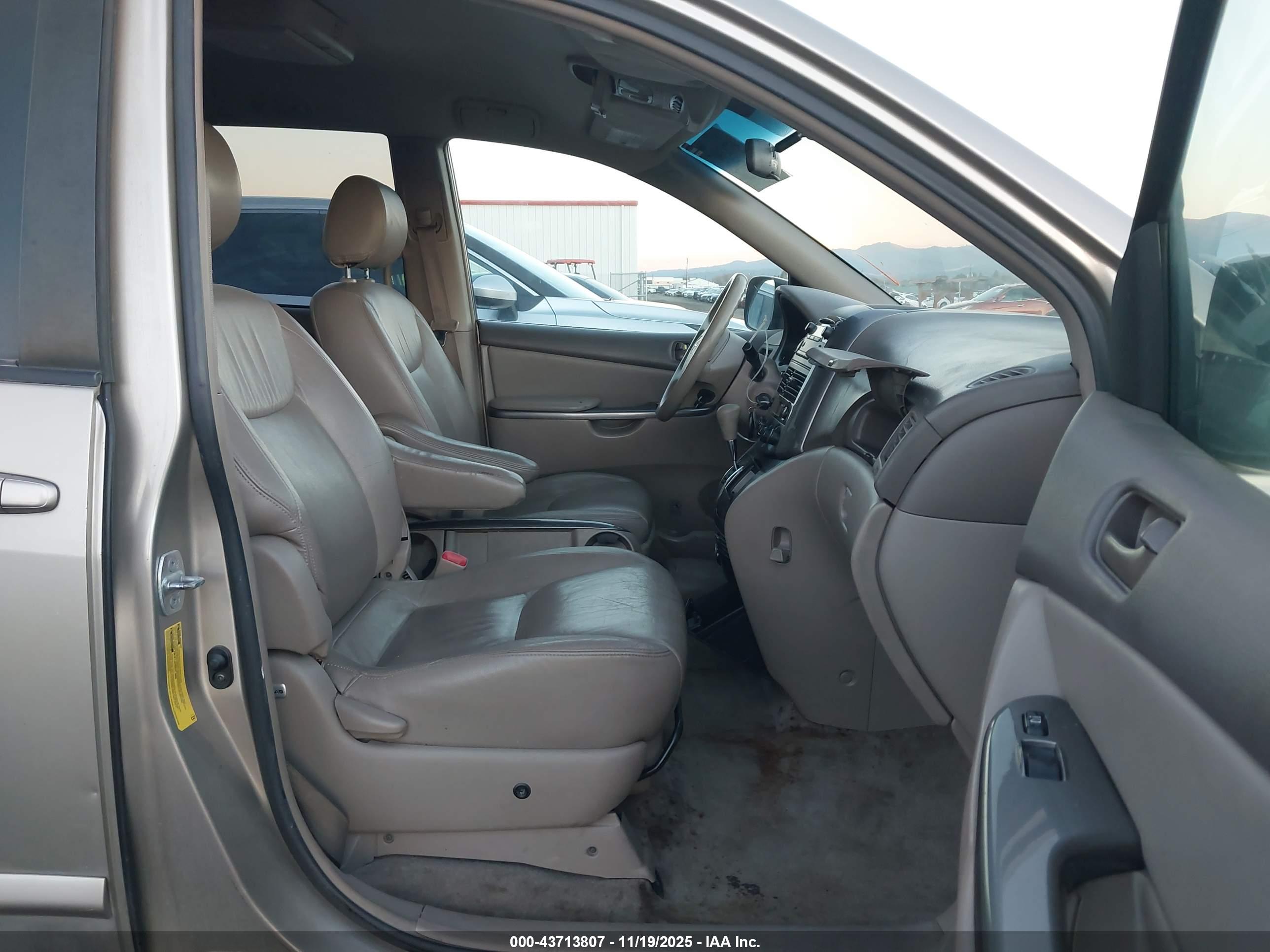 TOYOTA SIENNA image 5