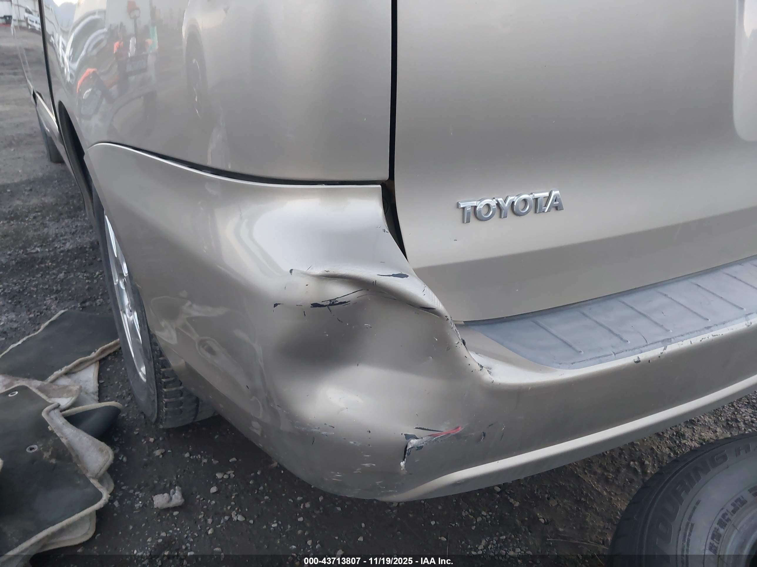 TOYOTA SIENNA image 6