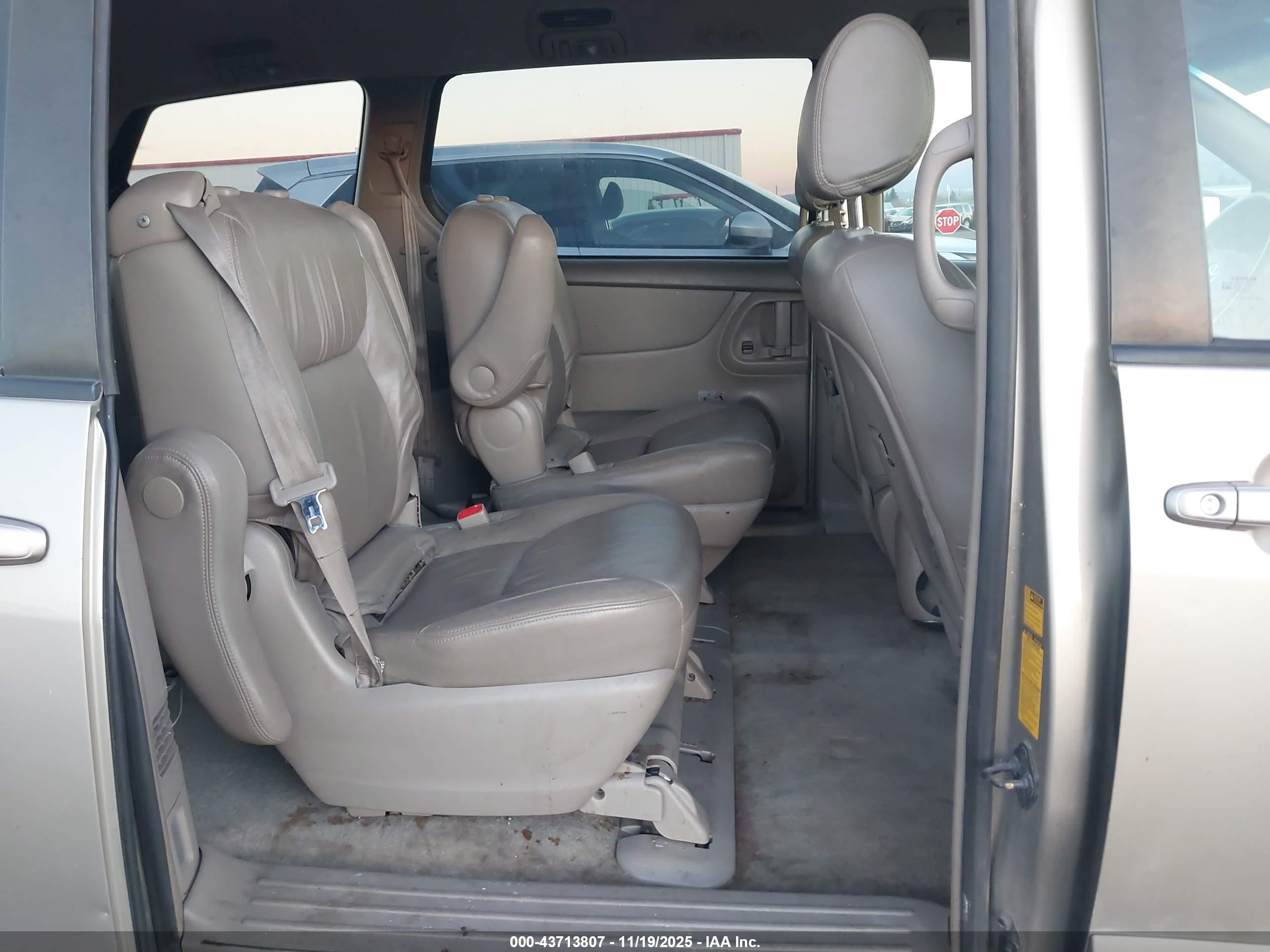 TOYOTA SIENNA image 8