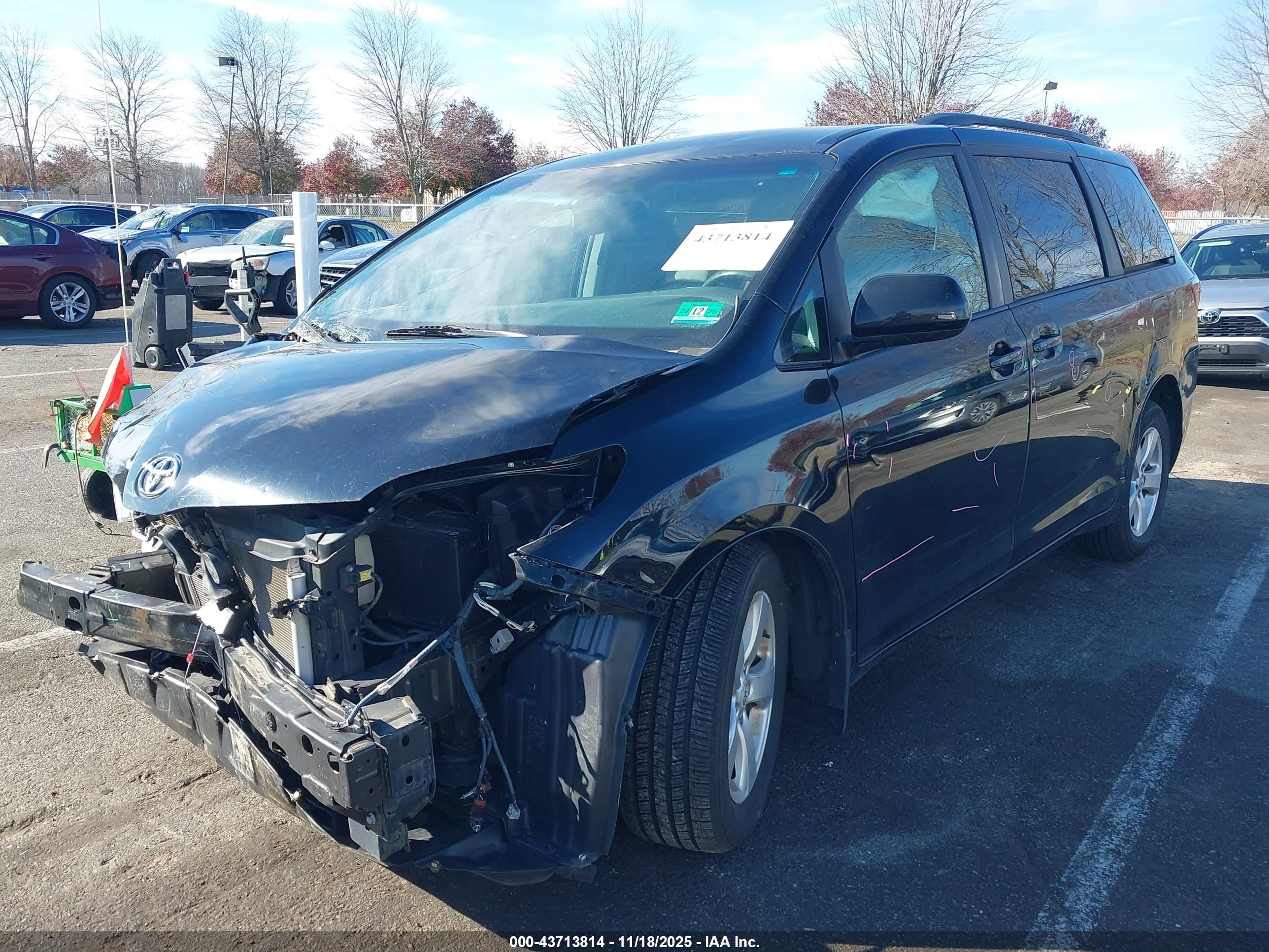 TOYOTA SIENNA image 2