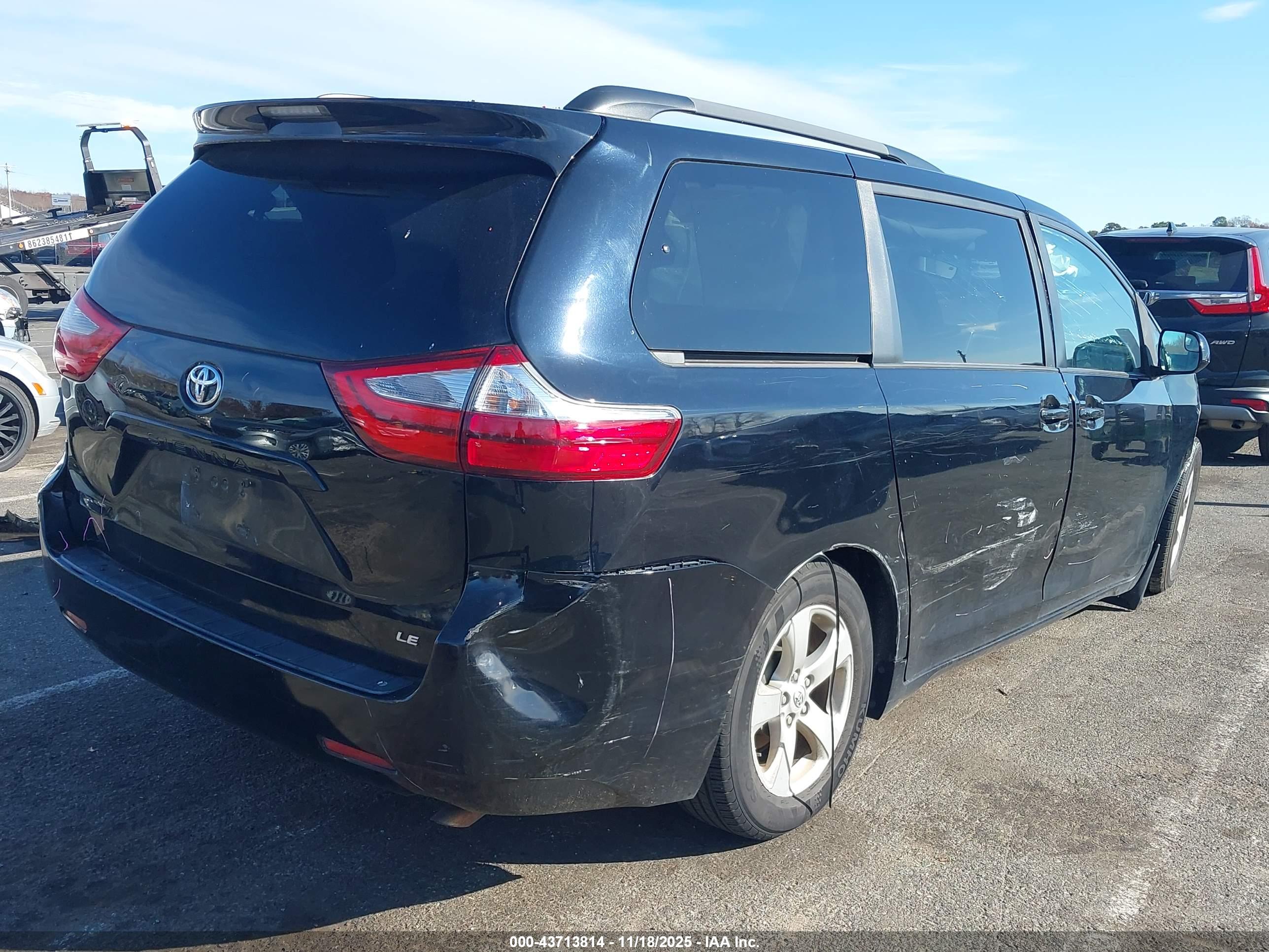 TOYOTA SIENNA image 4
