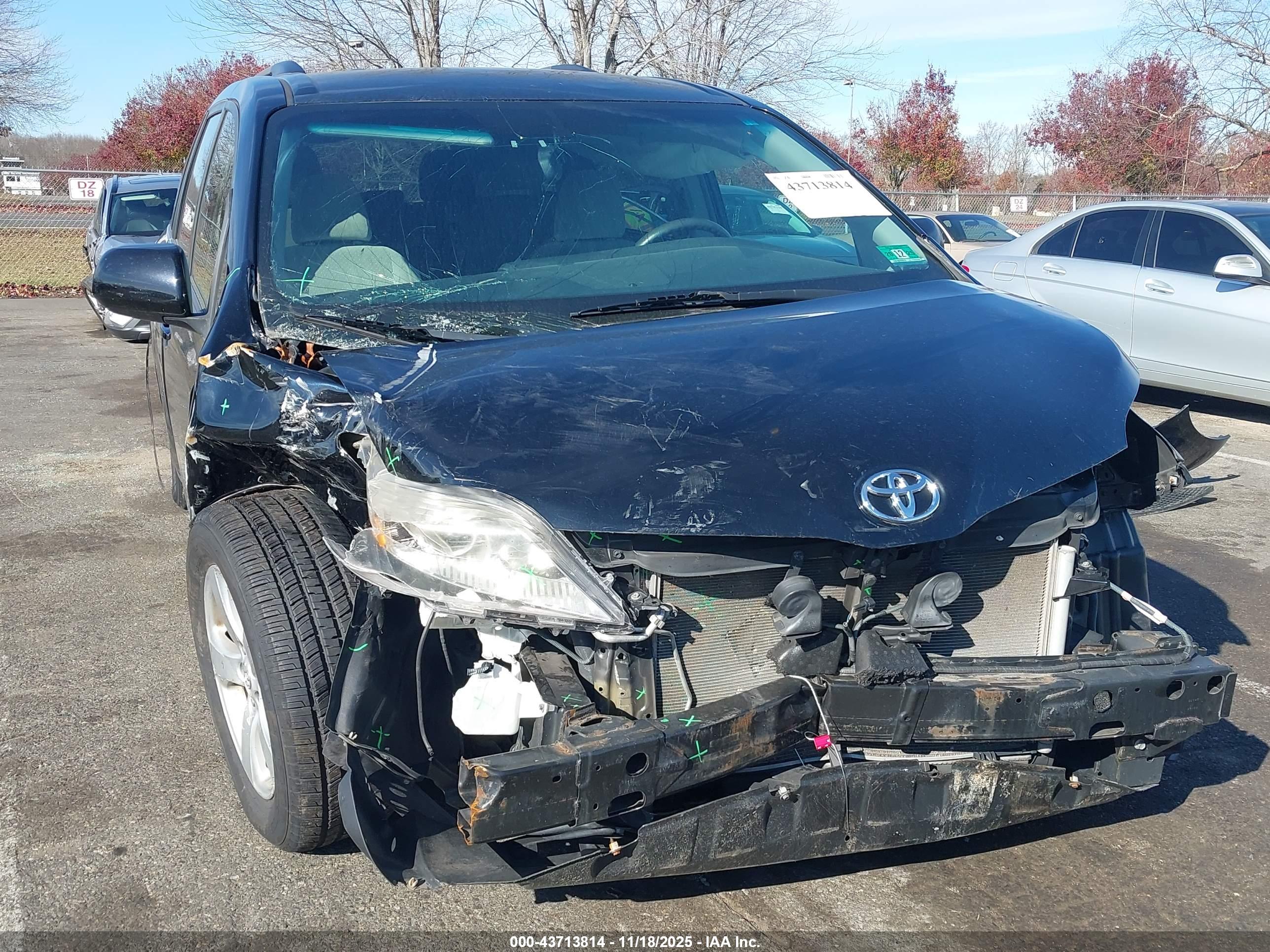 TOYOTA SIENNA image 6