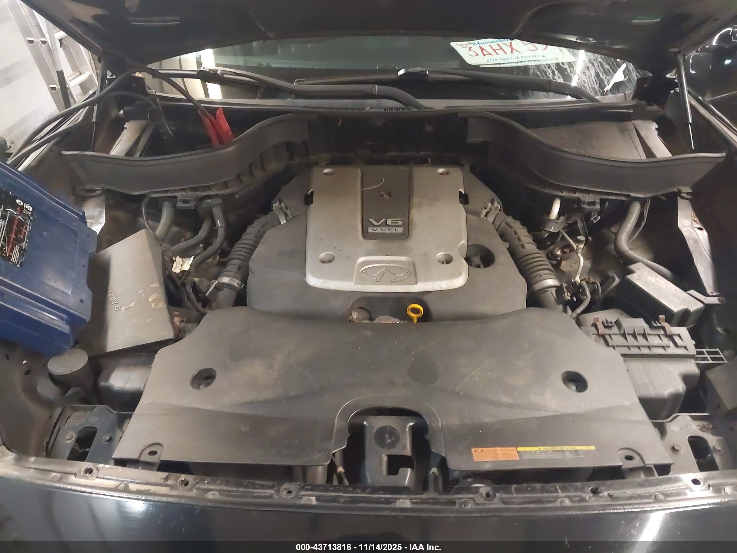 INFINITI QX70 image 10