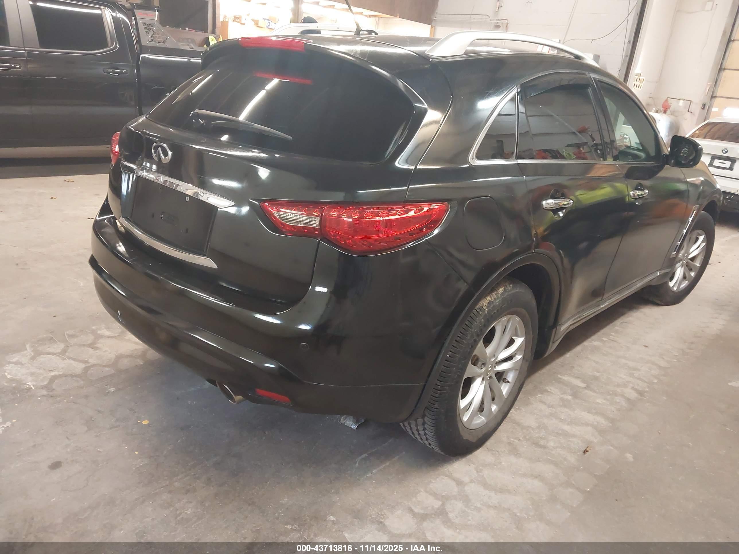 INFINITI QX70 image 4