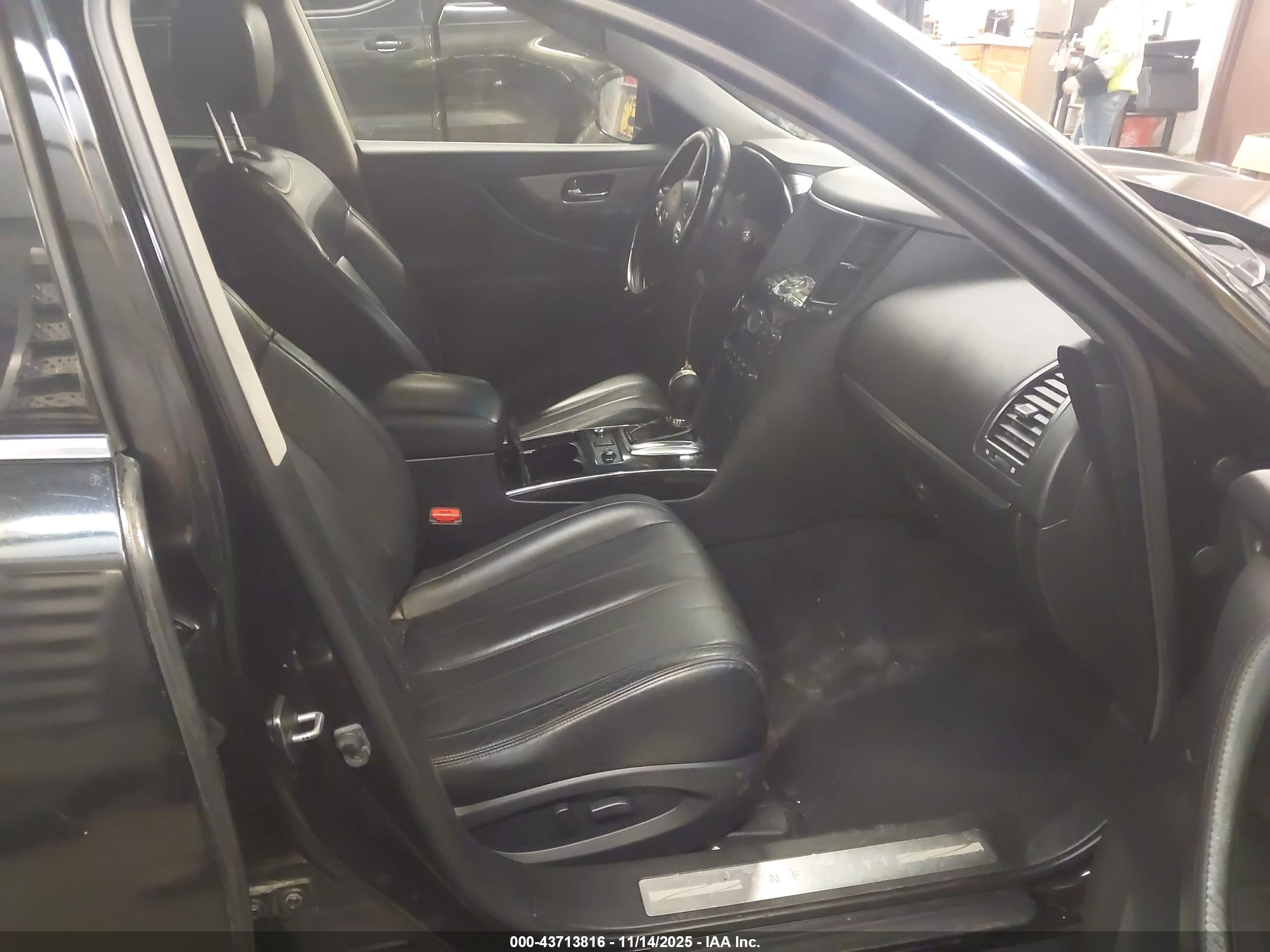 INFINITI QX70 image 5