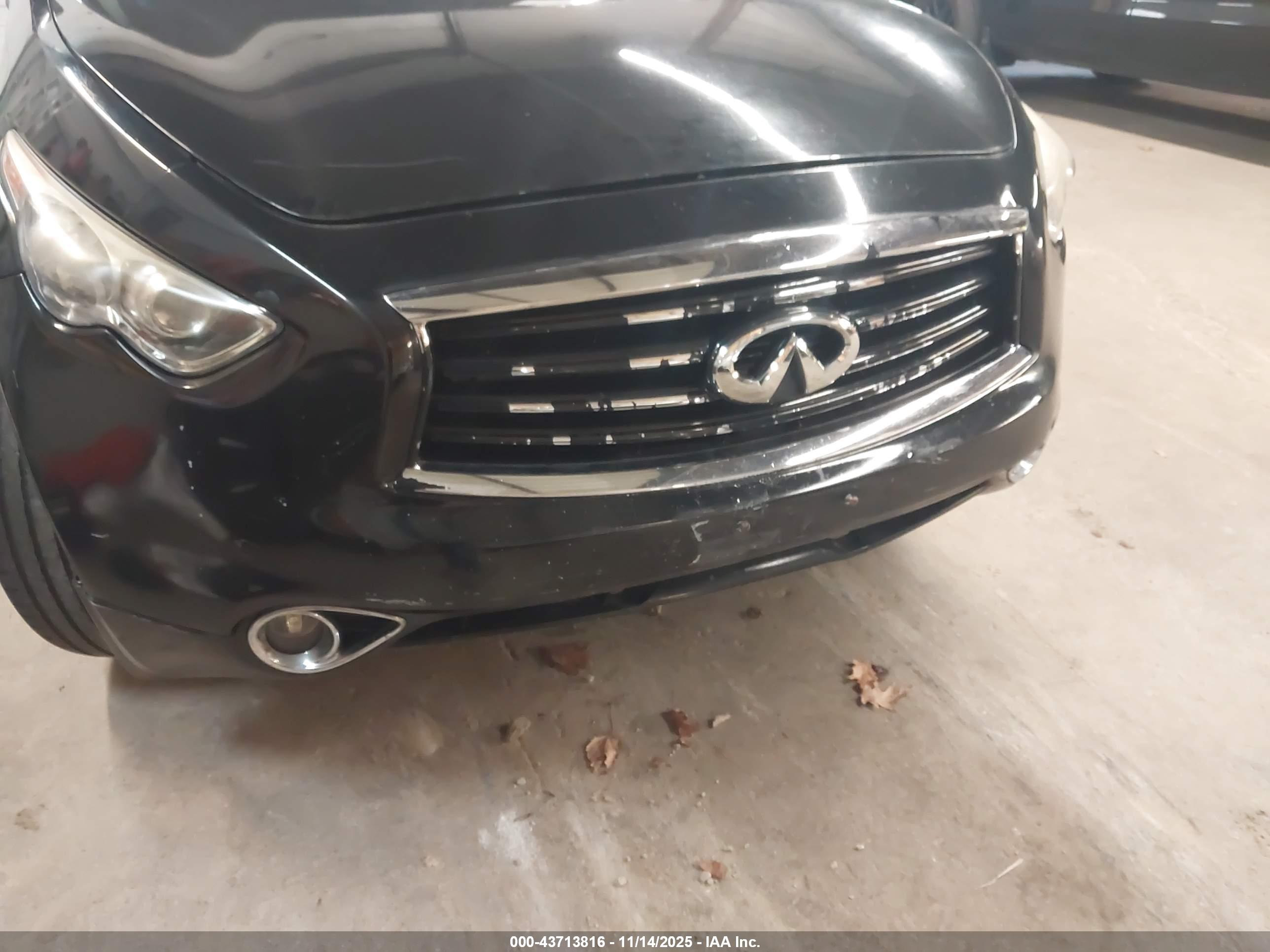 INFINITI QX70 image 6
