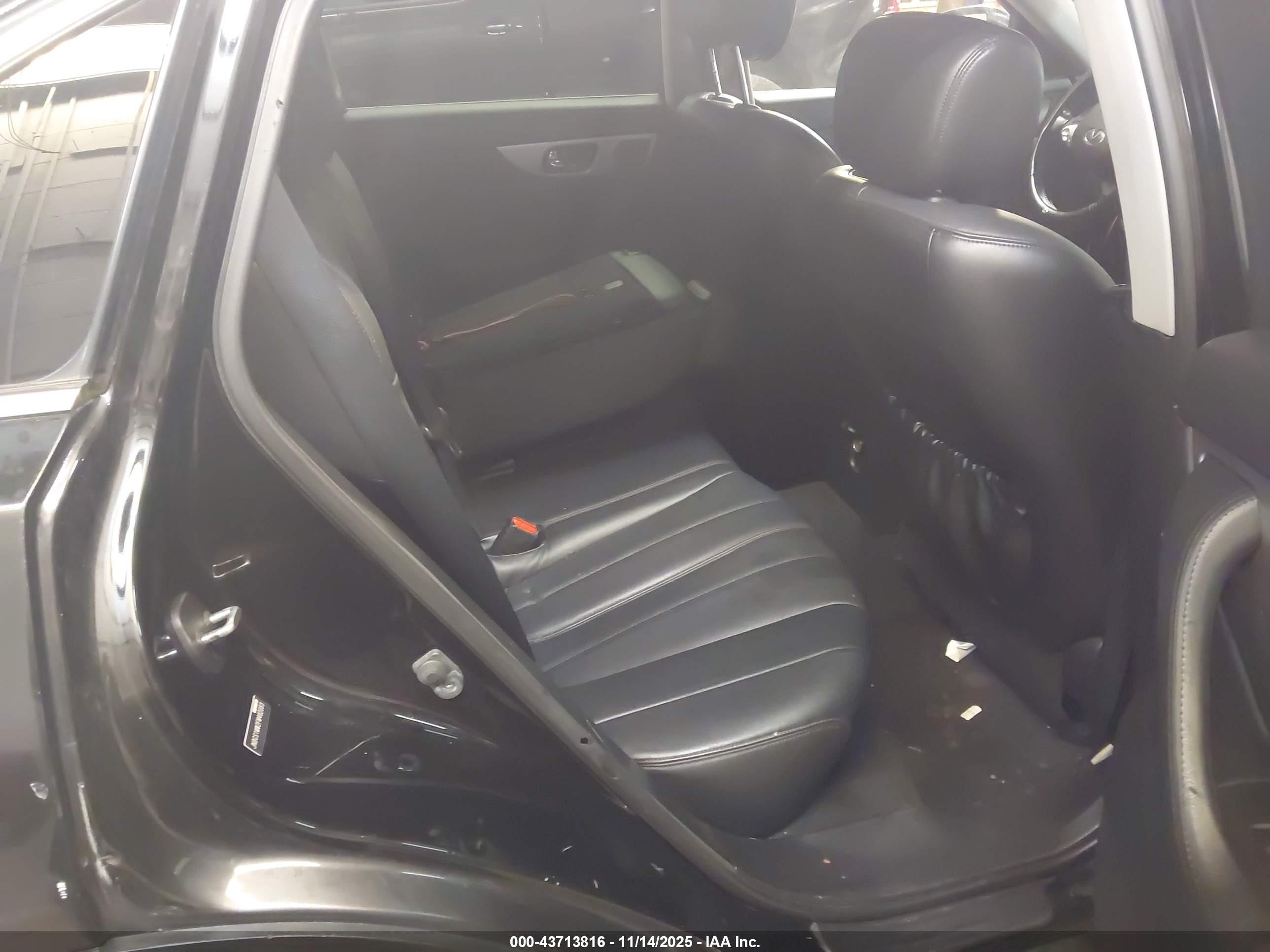 INFINITI QX70 image 8