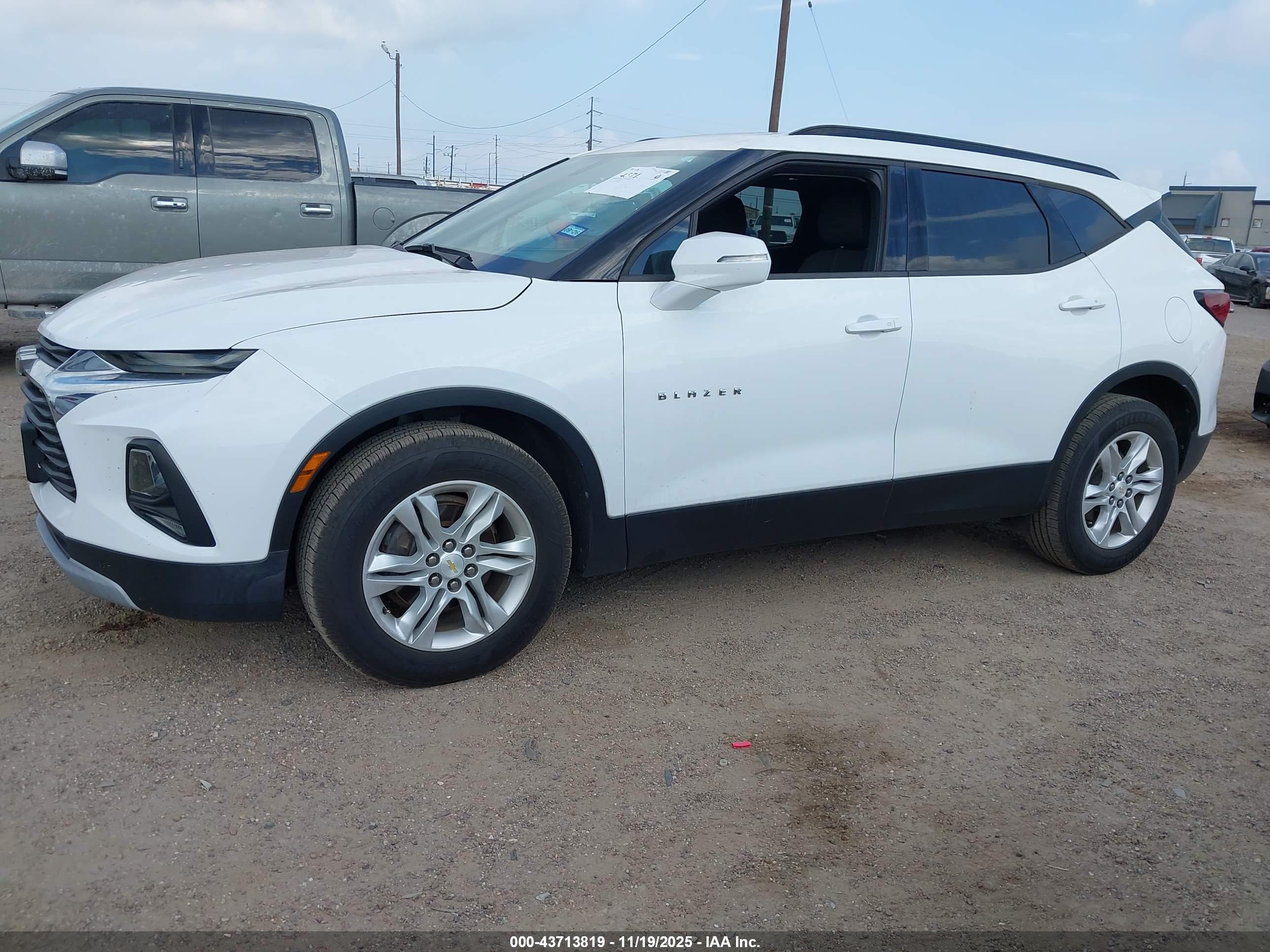 CHEVROLET BLAZER image 2