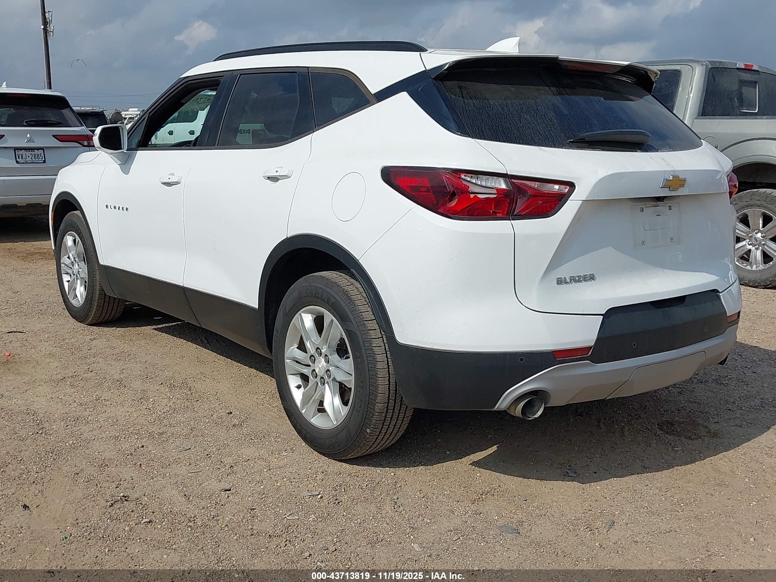 CHEVROLET BLAZER image 3