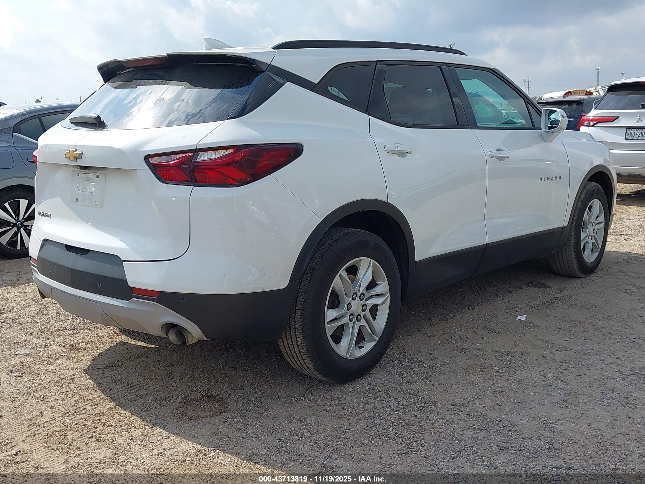 CHEVROLET BLAZER image 4