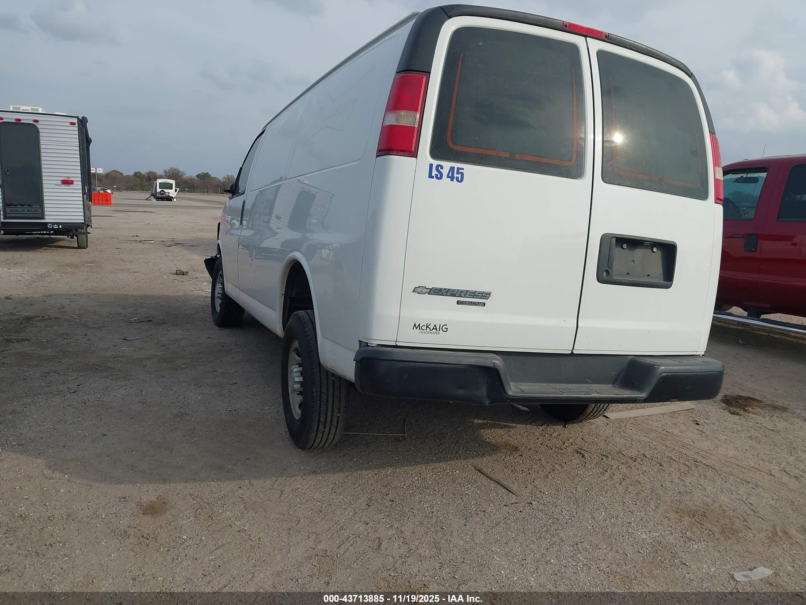CHEVROLET EXPRESS image 3
