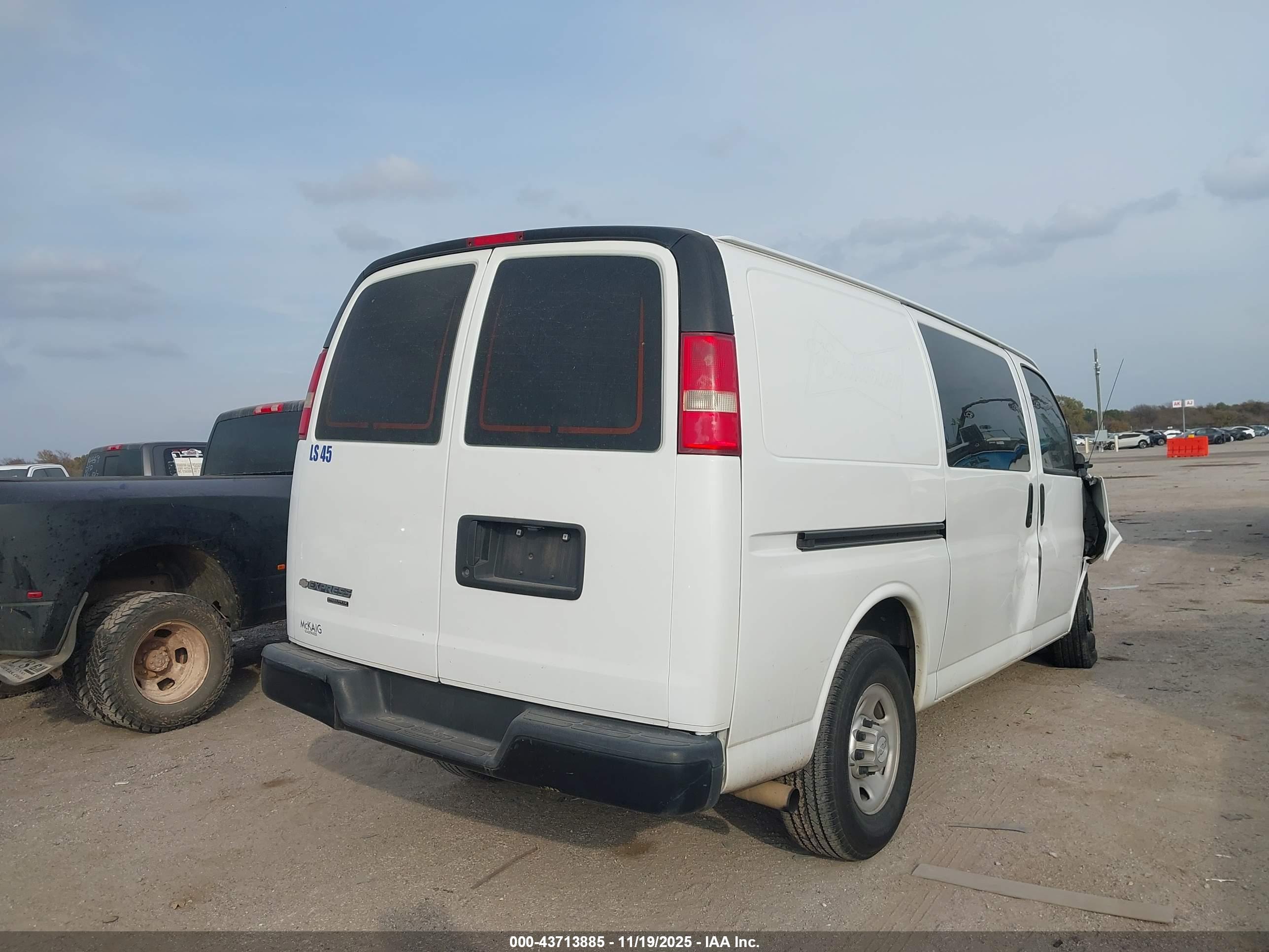 CHEVROLET EXPRESS image 4