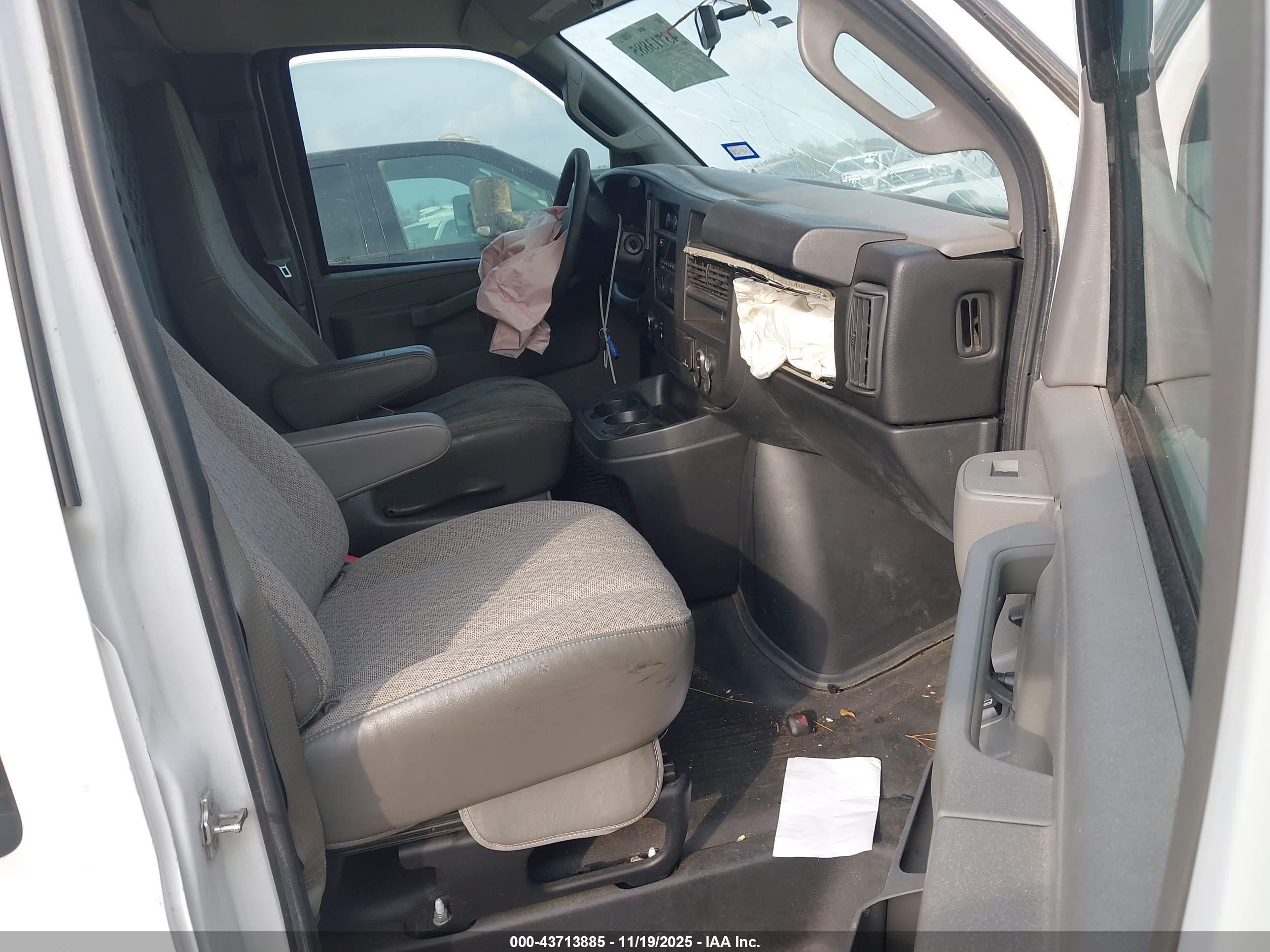 CHEVROLET EXPRESS image 5