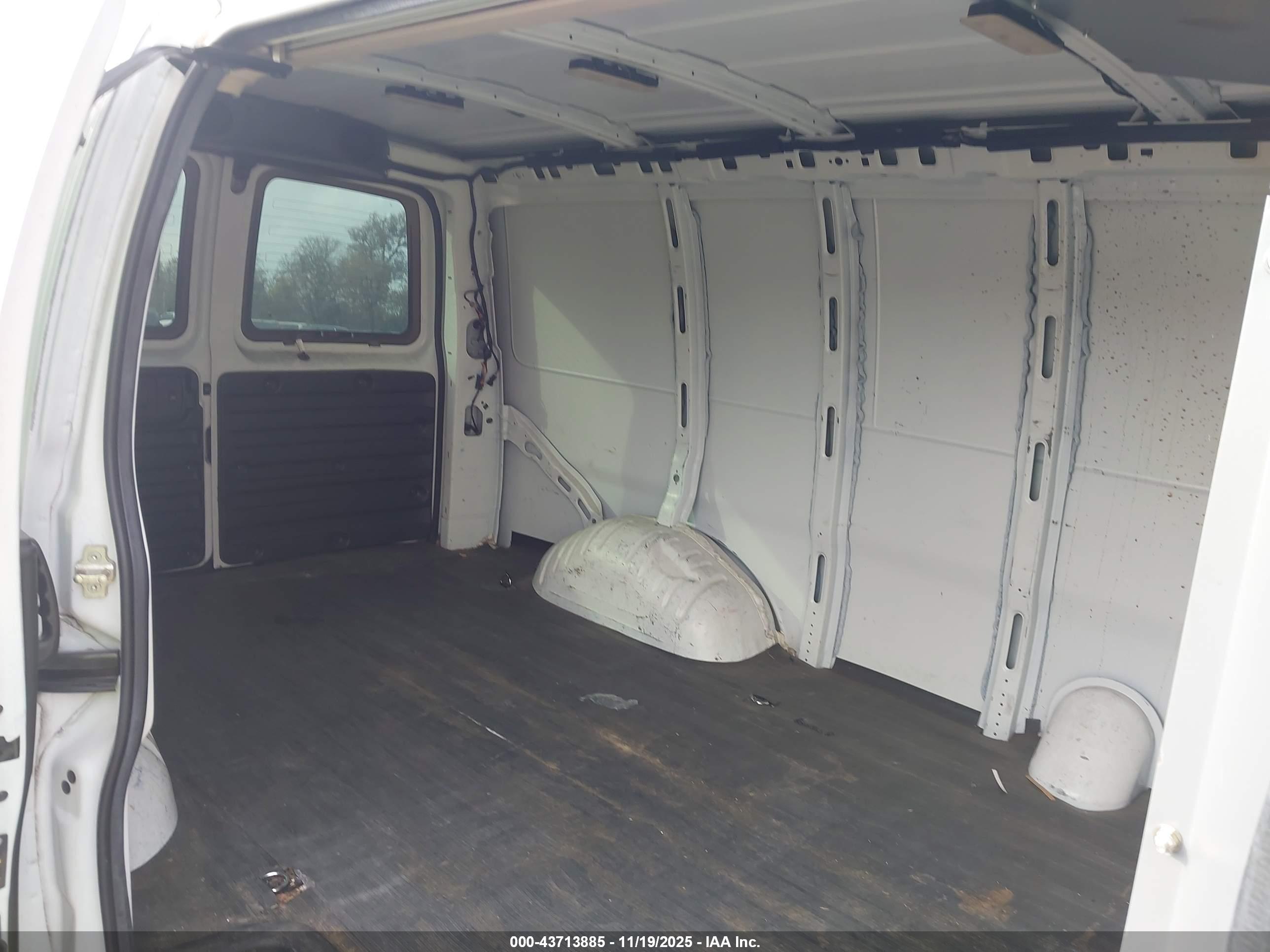 CHEVROLET EXPRESS image 8