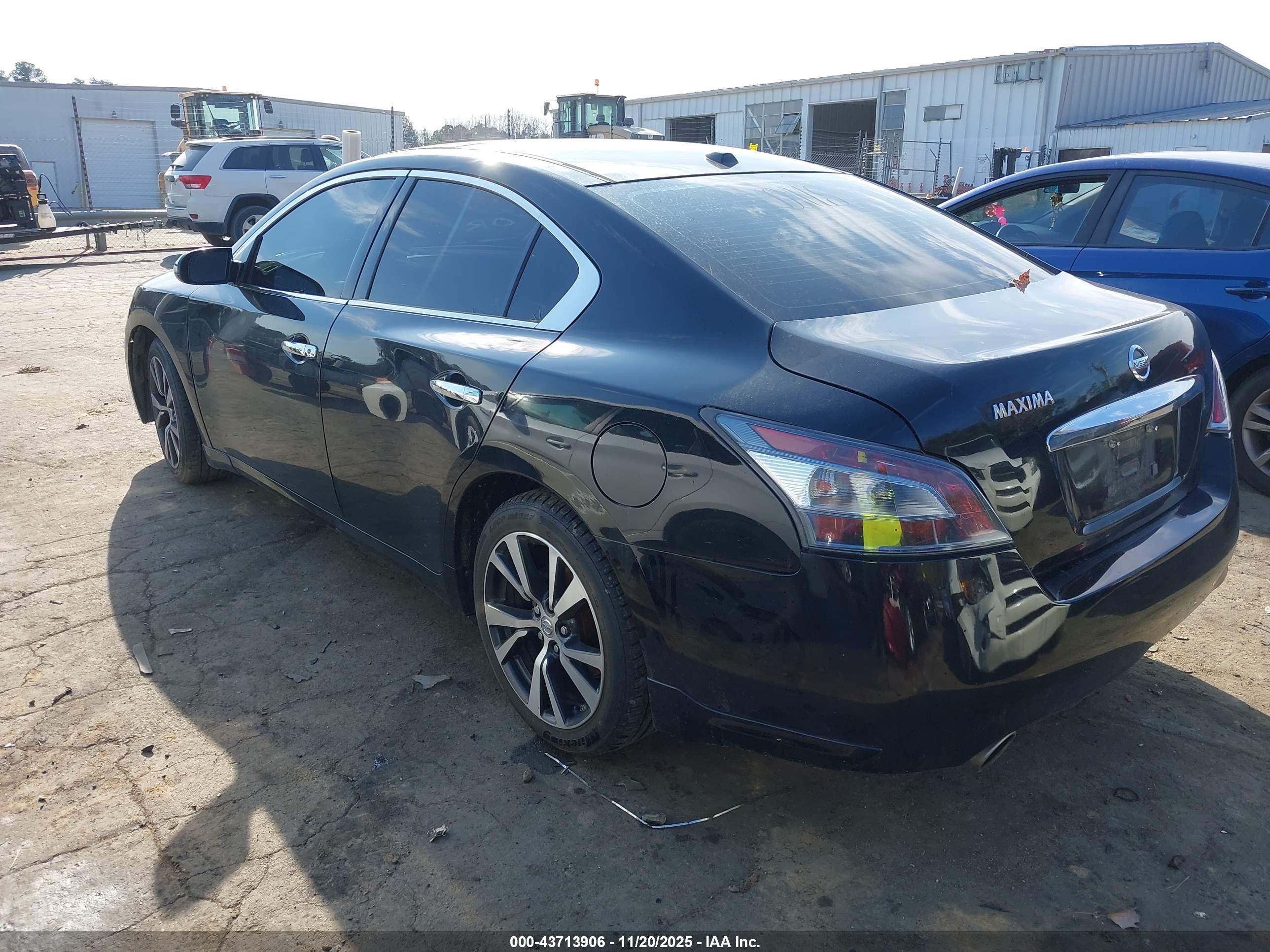 NISSAN MAXIMA image 3
