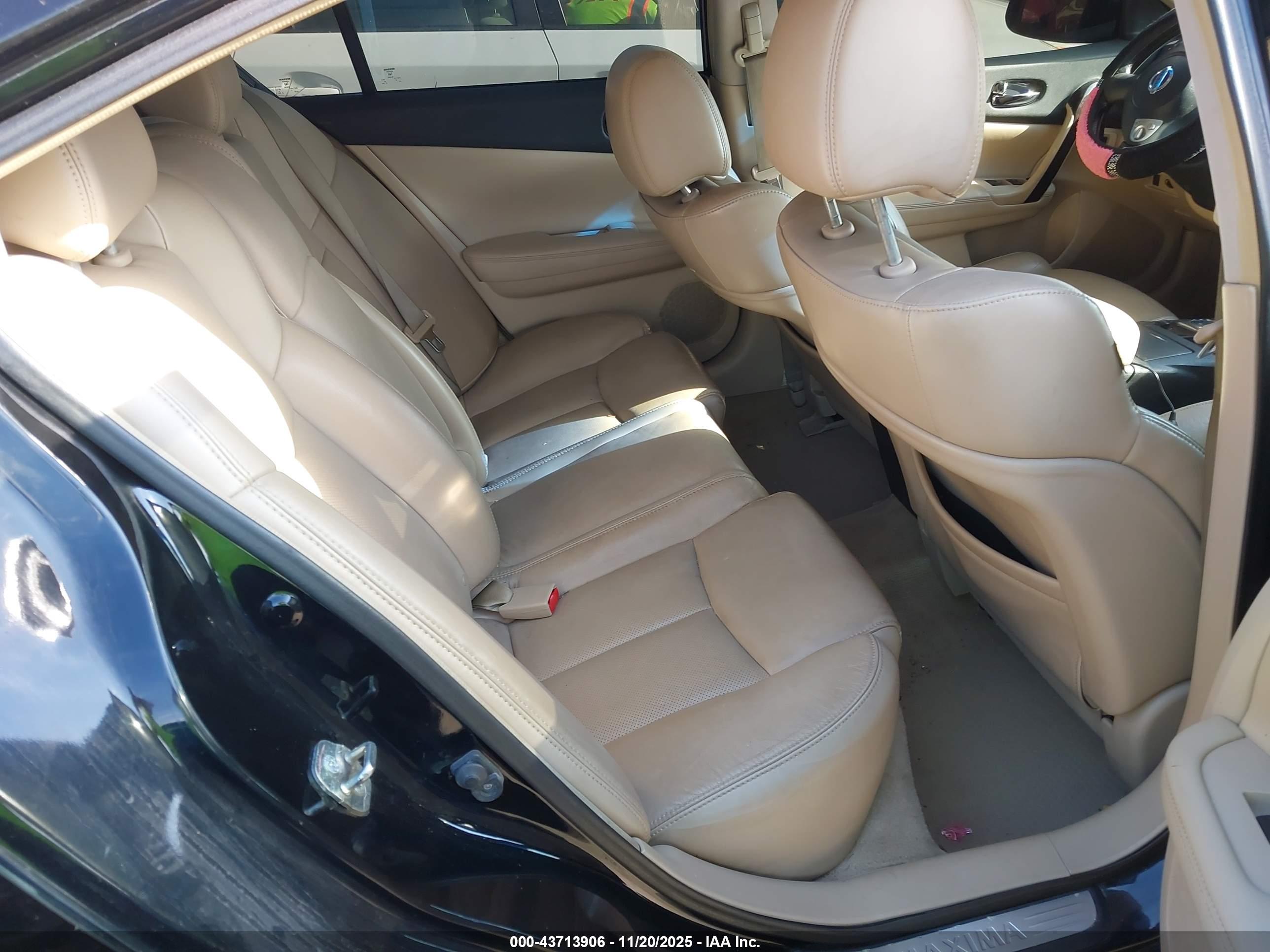 NISSAN MAXIMA image 8