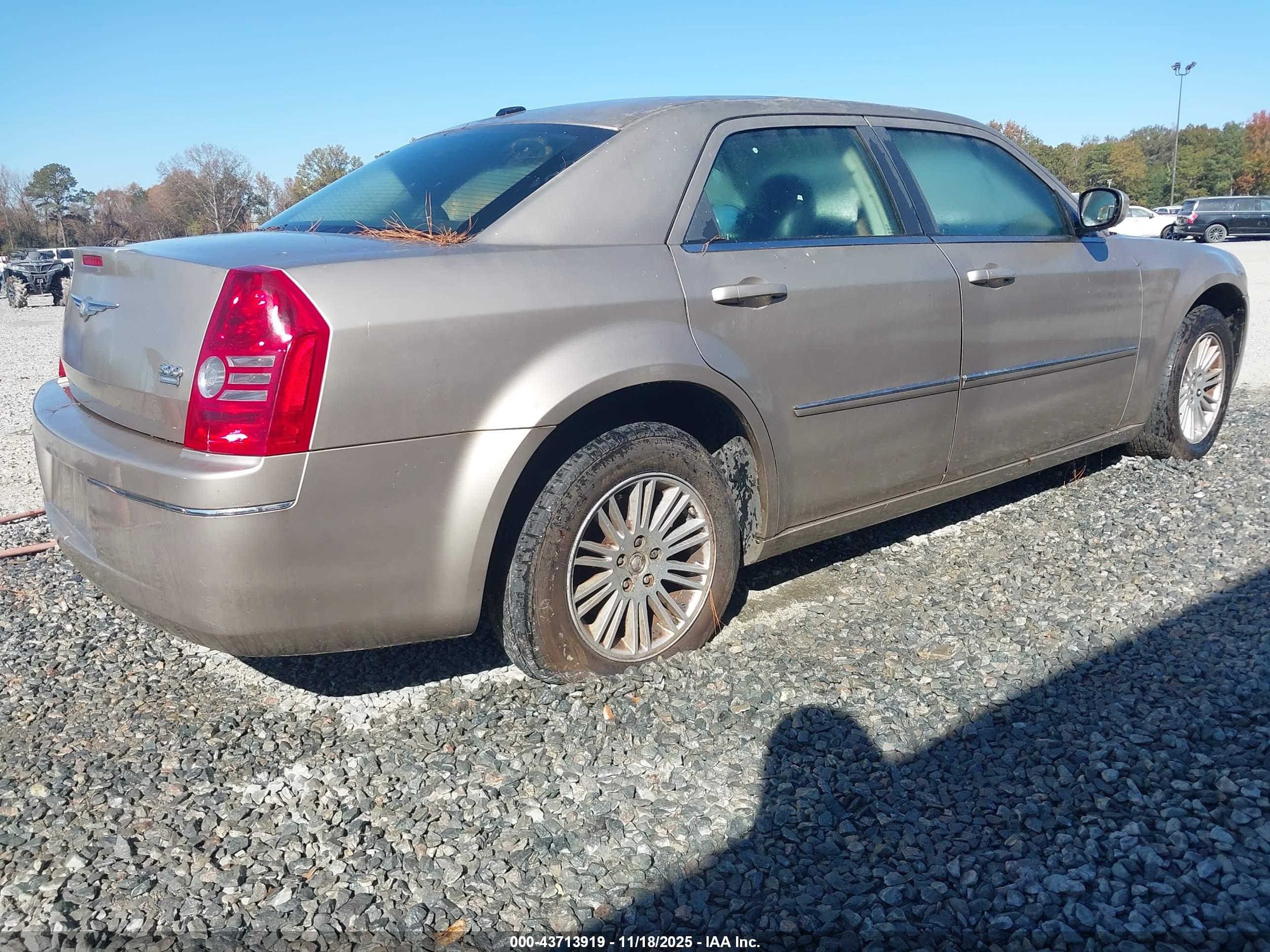 CHRYSLER 300 image 4