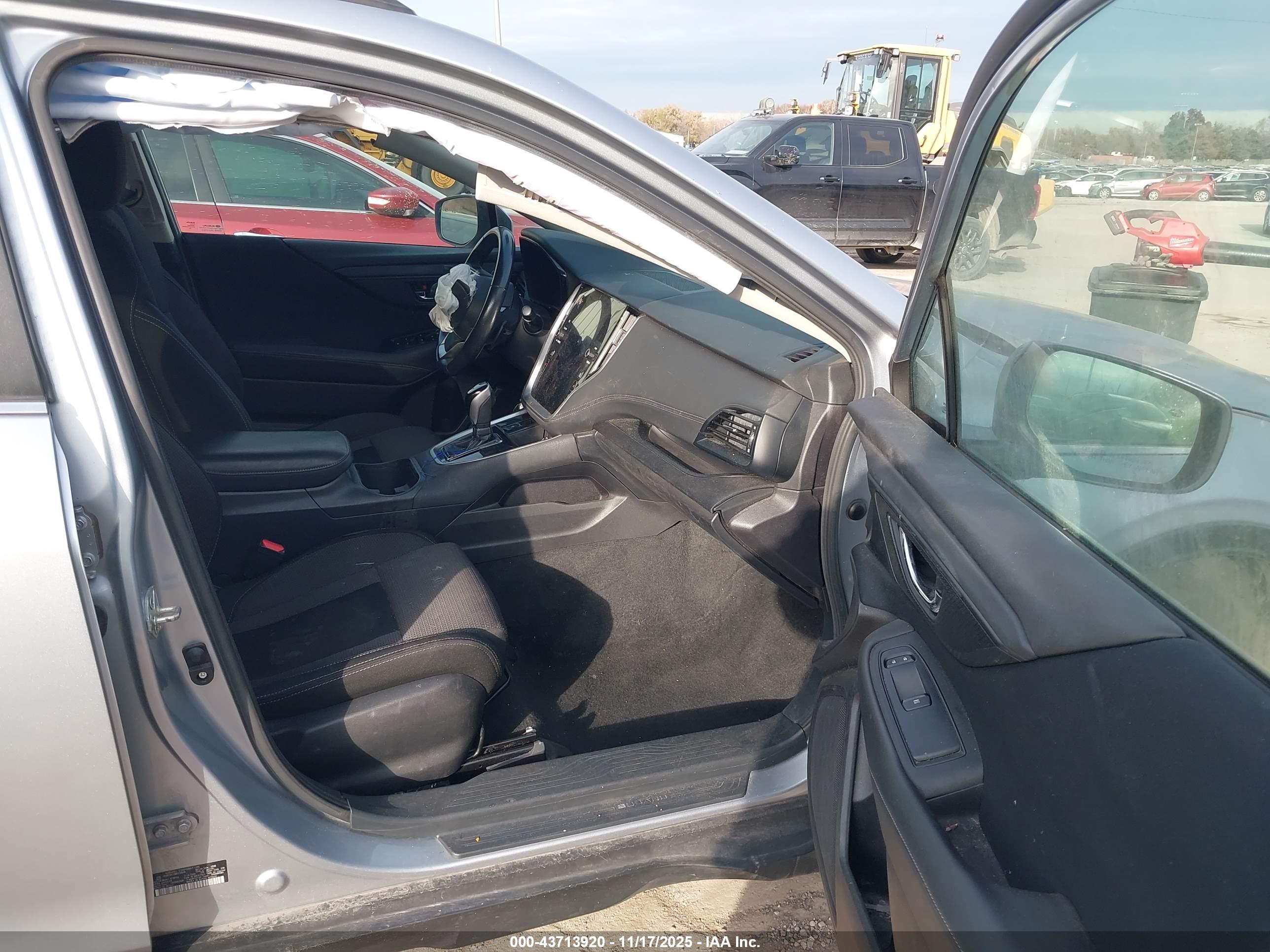 SUBARU OUTBACK image 5