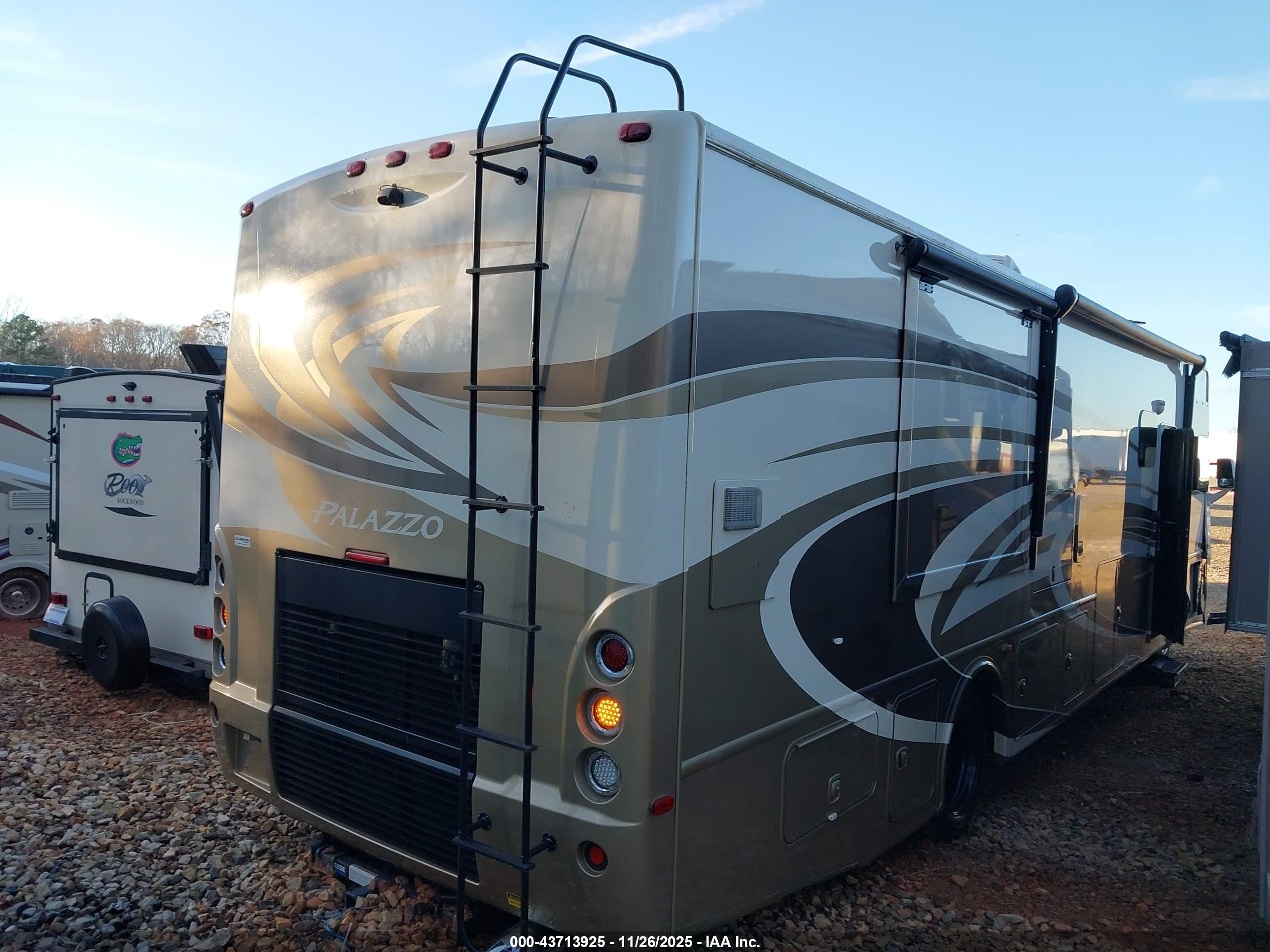 FREIGHTLINER CHASSIS image 4