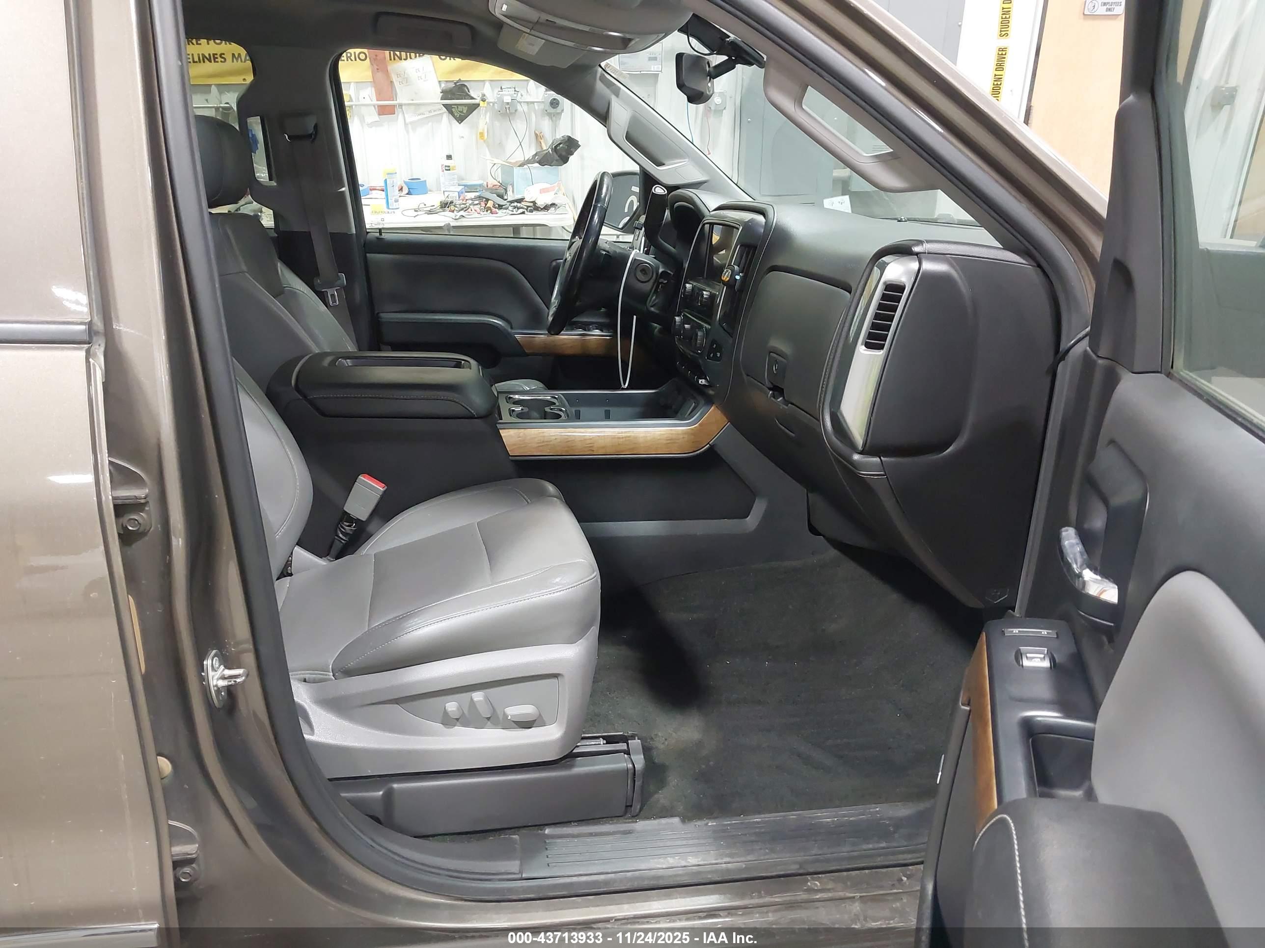CHEVROLET SILVERADO image 5