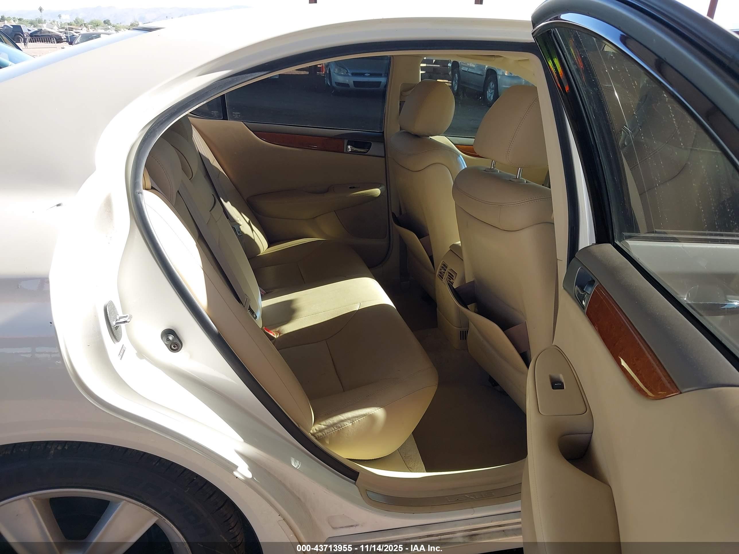 LEXUS ES image 8