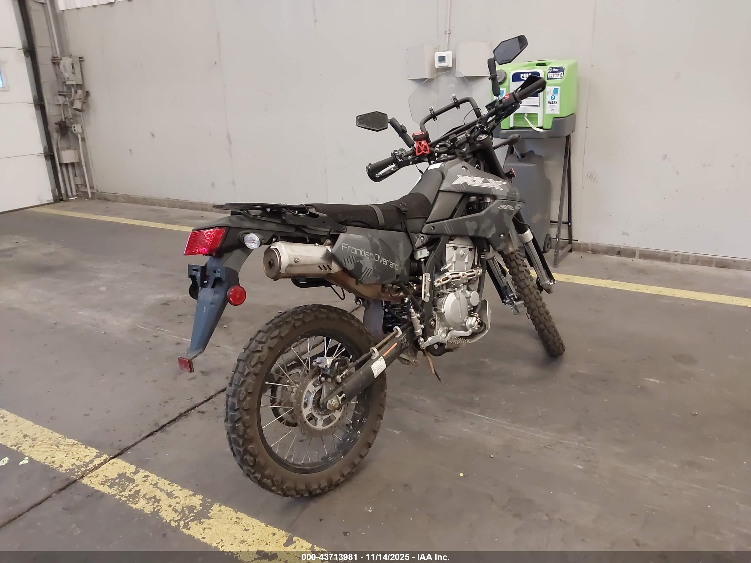 KAWASAKI KLX300 image 4
