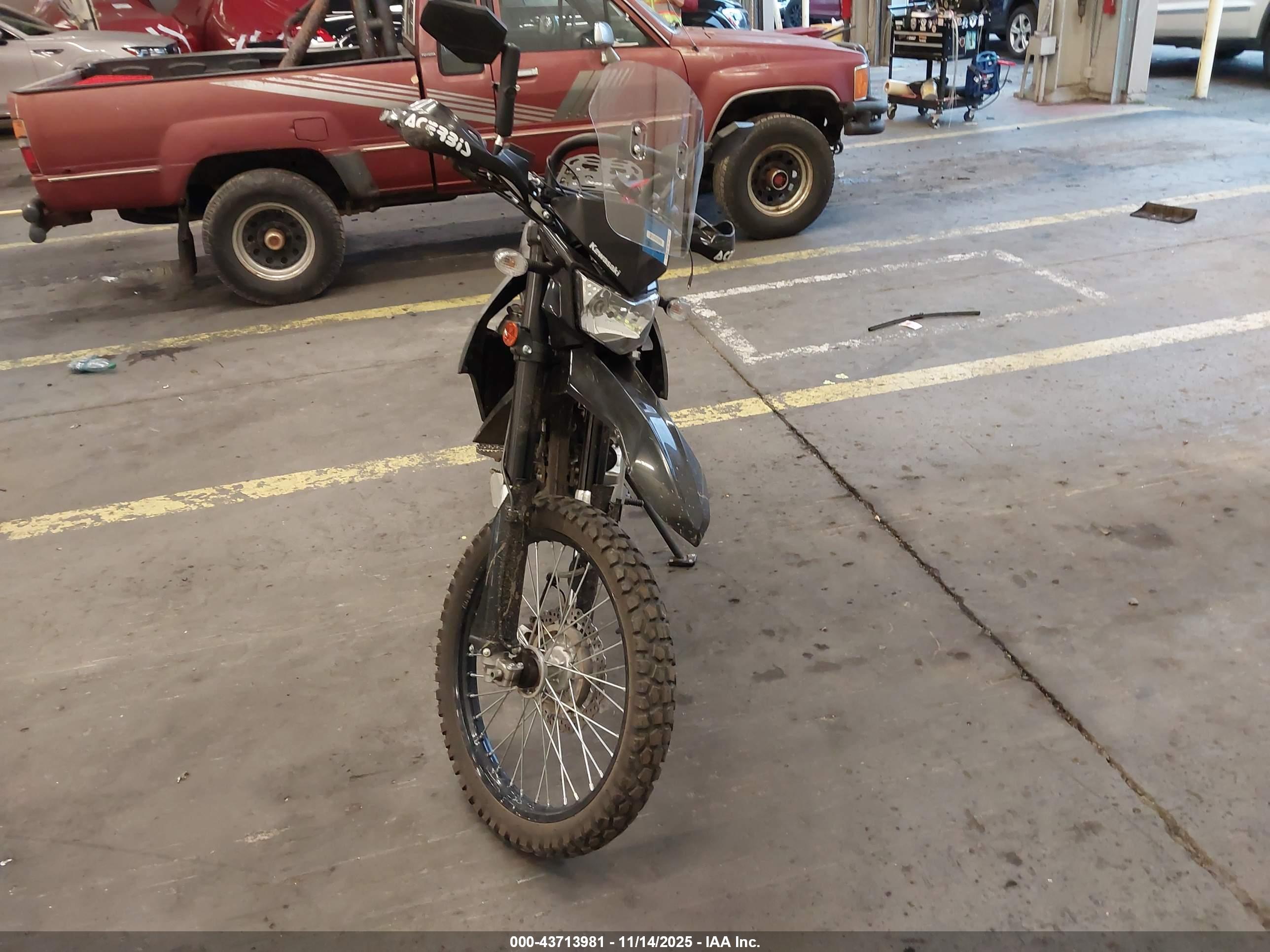 KAWASAKI KLX300 image 5