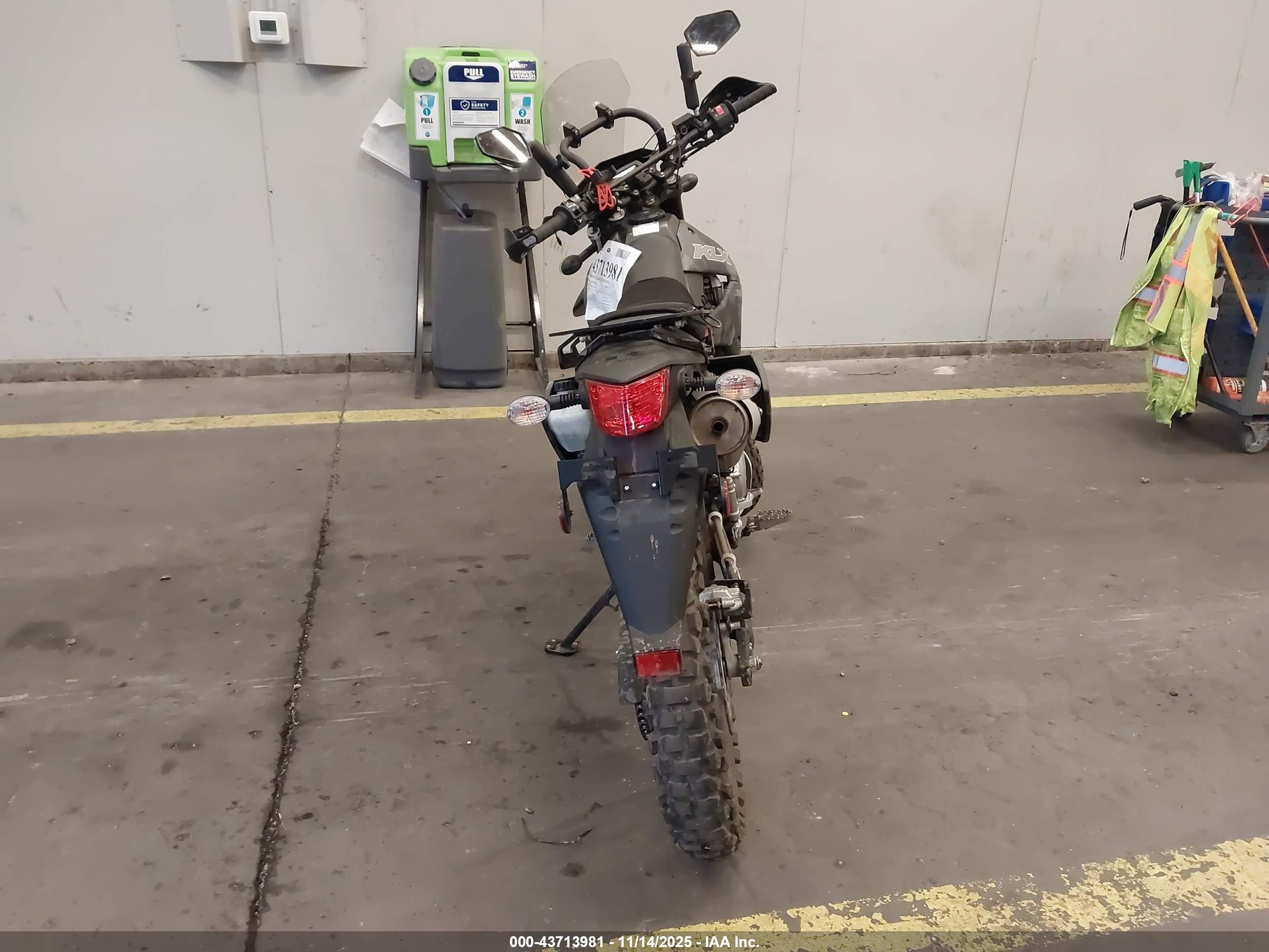 KAWASAKI KLX300 image 6