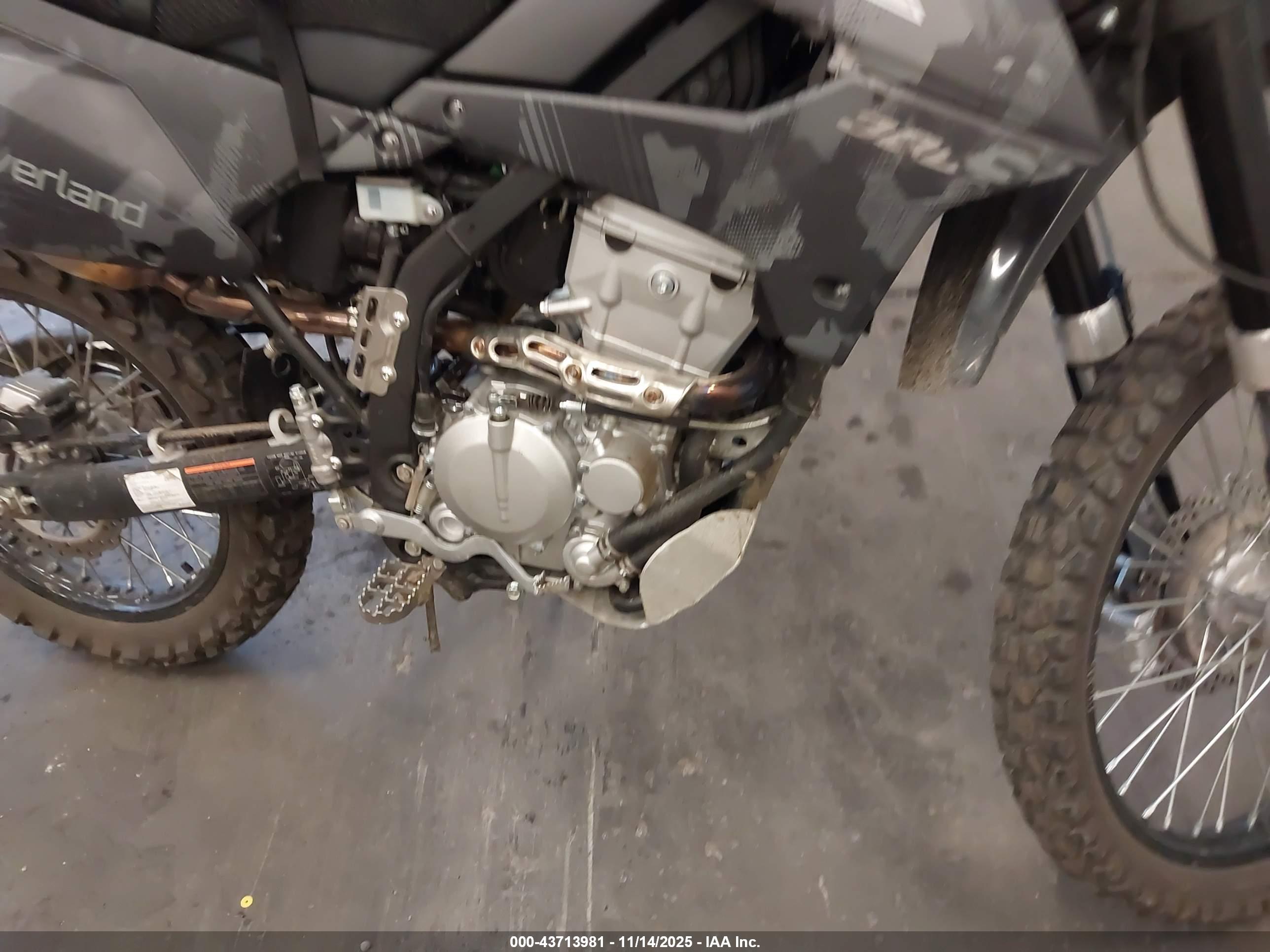KAWASAKI KLX300 image 8