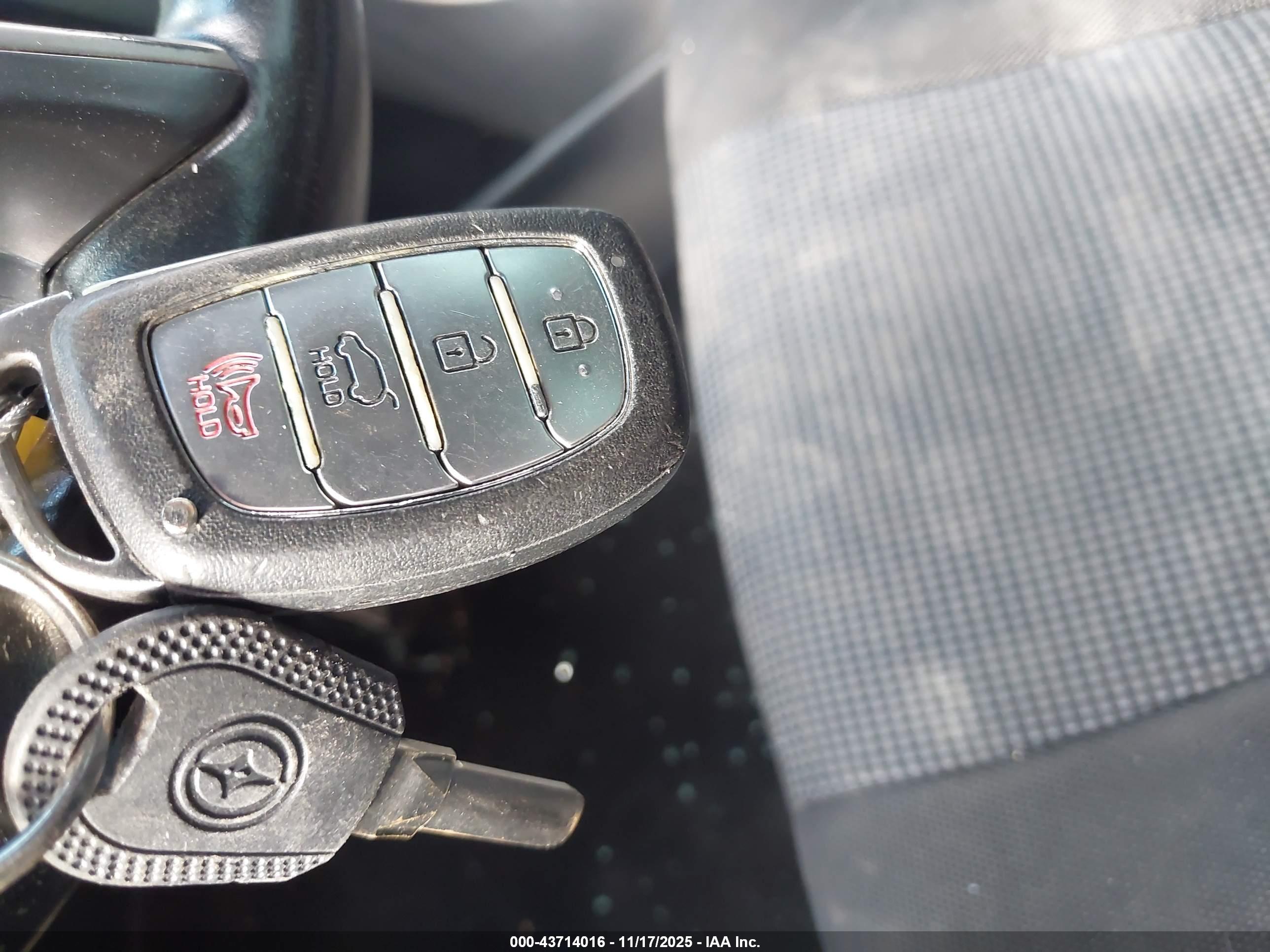 HYUNDAI ELANTRA image 11