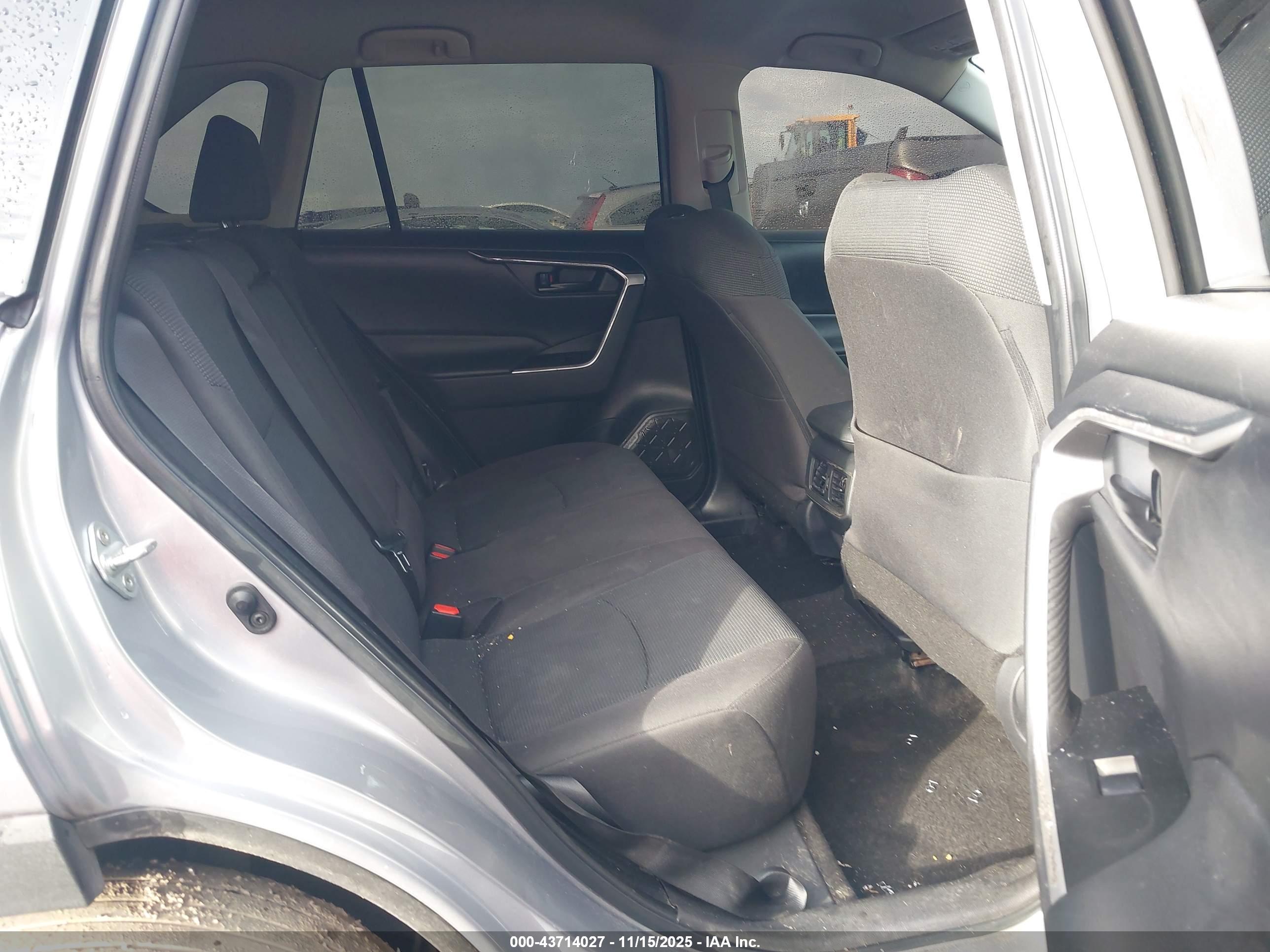 TOYOTA RAV4 image 8