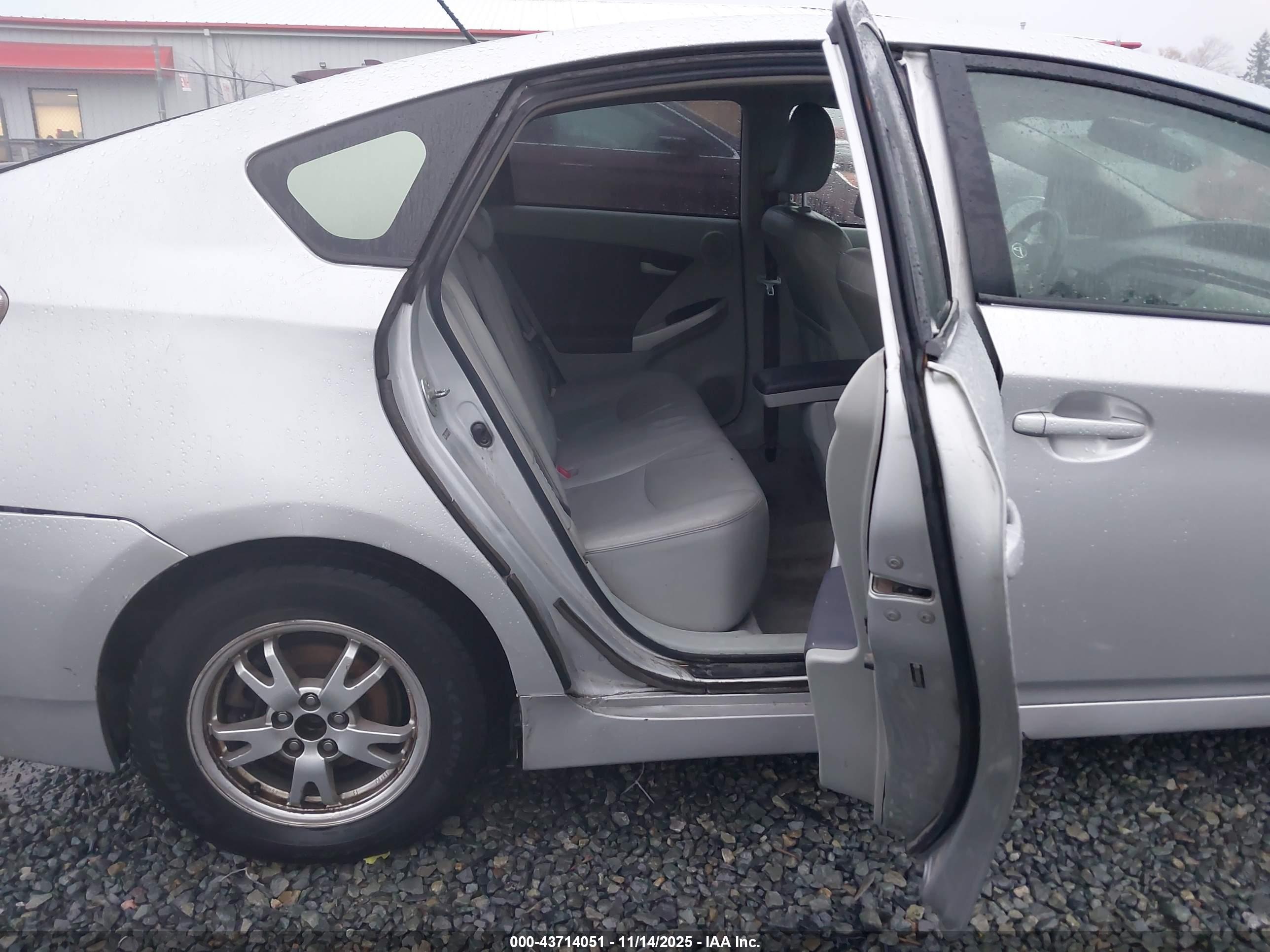 TOYOTA PRIUS image 8