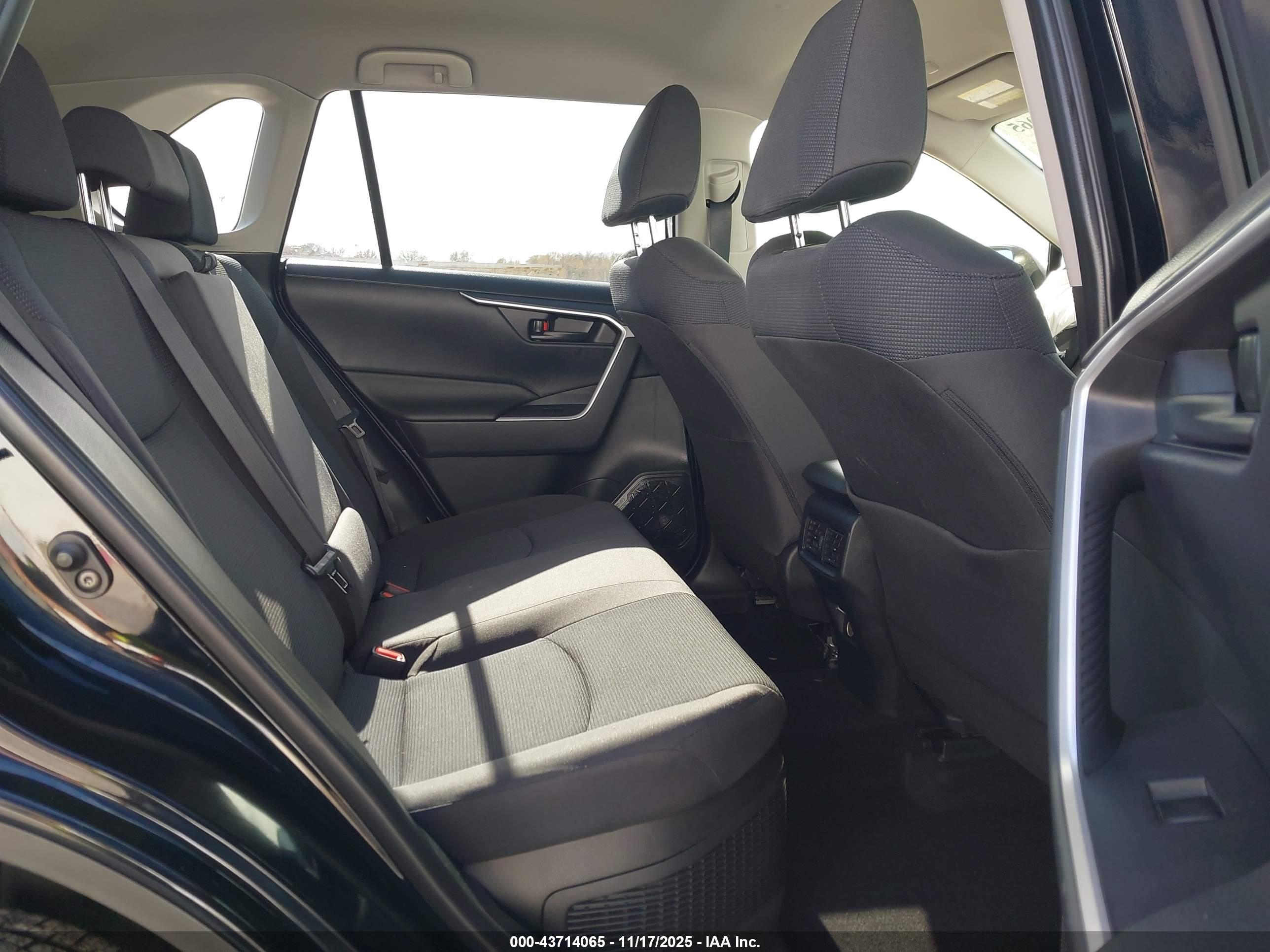TOYOTA RAV4 image 8
