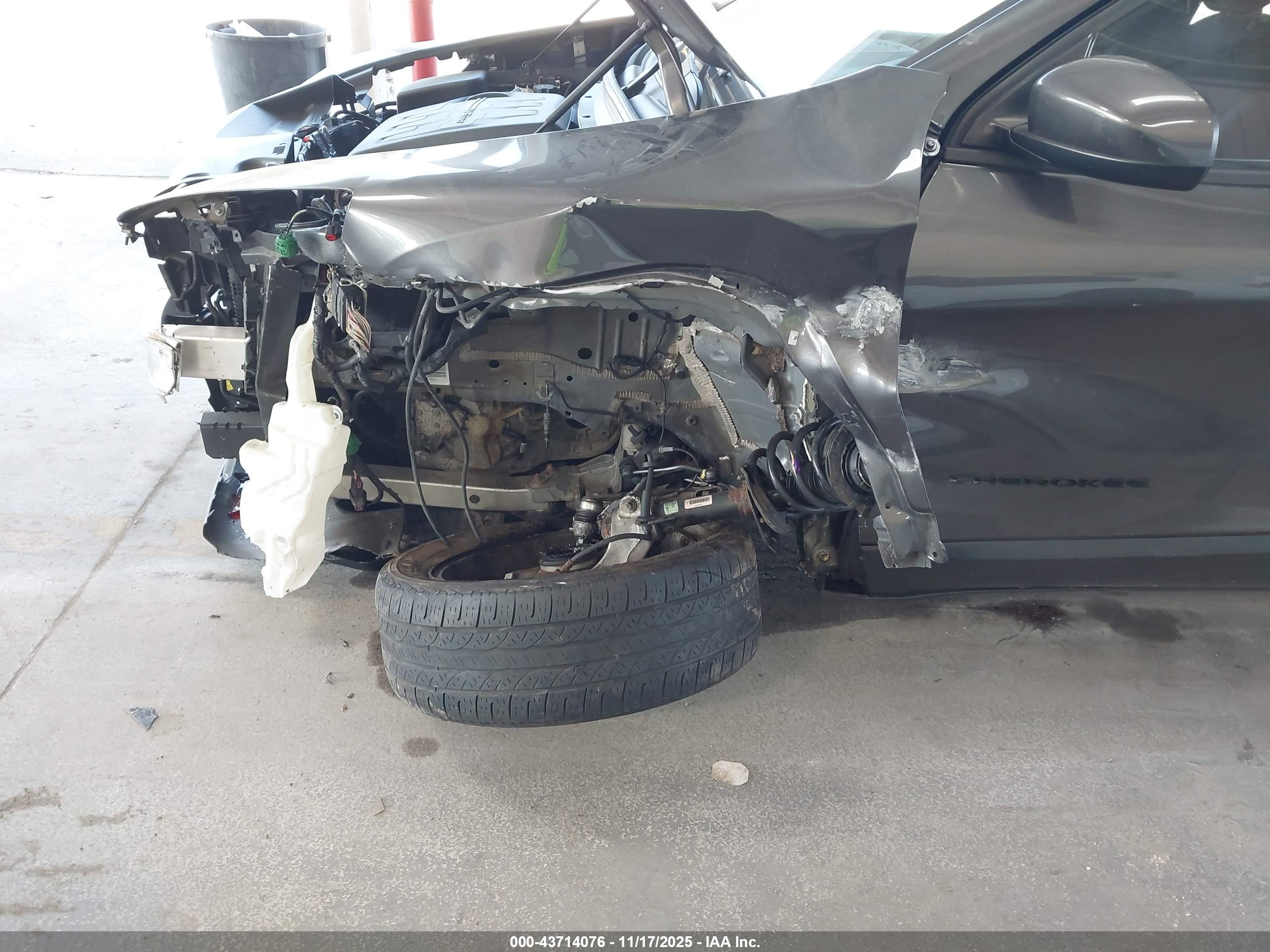 JEEP CHEROKEE image 6